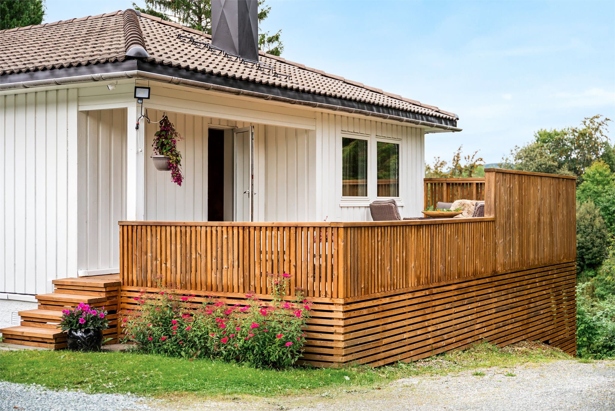 Her kan du nyte lange og solrike sommerdager på den romslige terrassen.