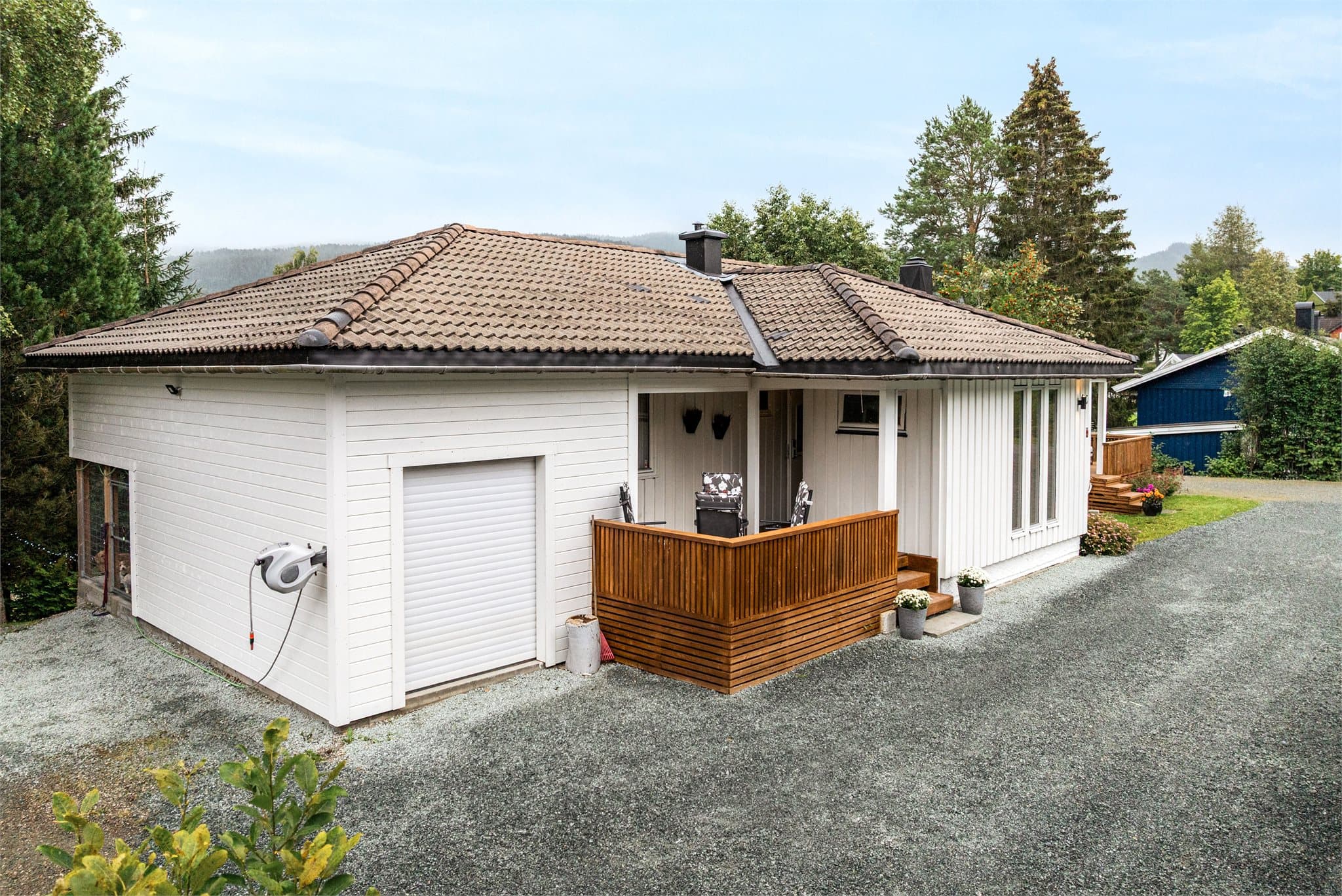 Boligen har et flott inngangsparti med terrasse og praktisk utvendig bod. Boligen er også godt tilrettelagt for hund, med egen hundegård på tomten.