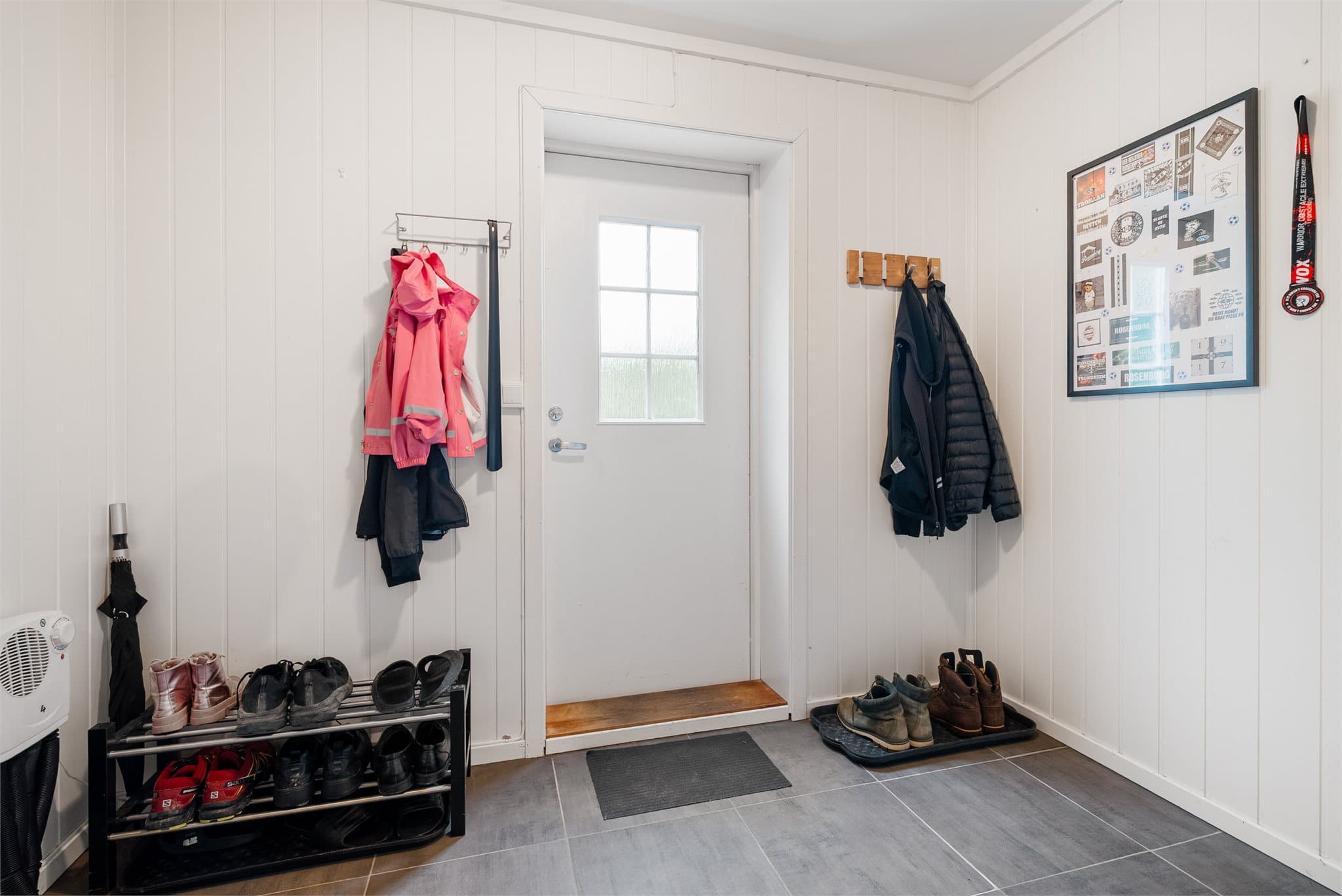 Lys og innbydende entré med god plass til oppbevaring av yttertøy.