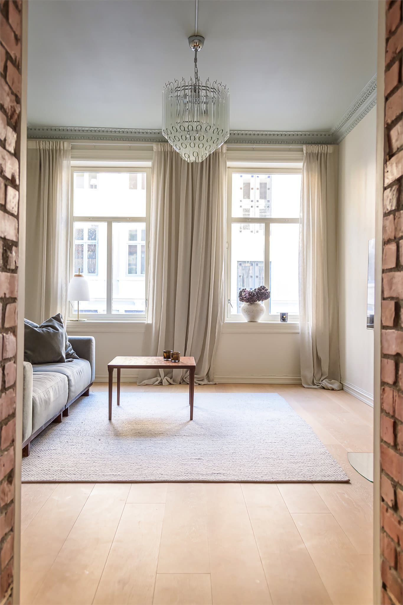 Klassisk perle fra 1905 hvor takhøyden på 2,8 meter og de originale detaljene går i harmoni med det moderne.