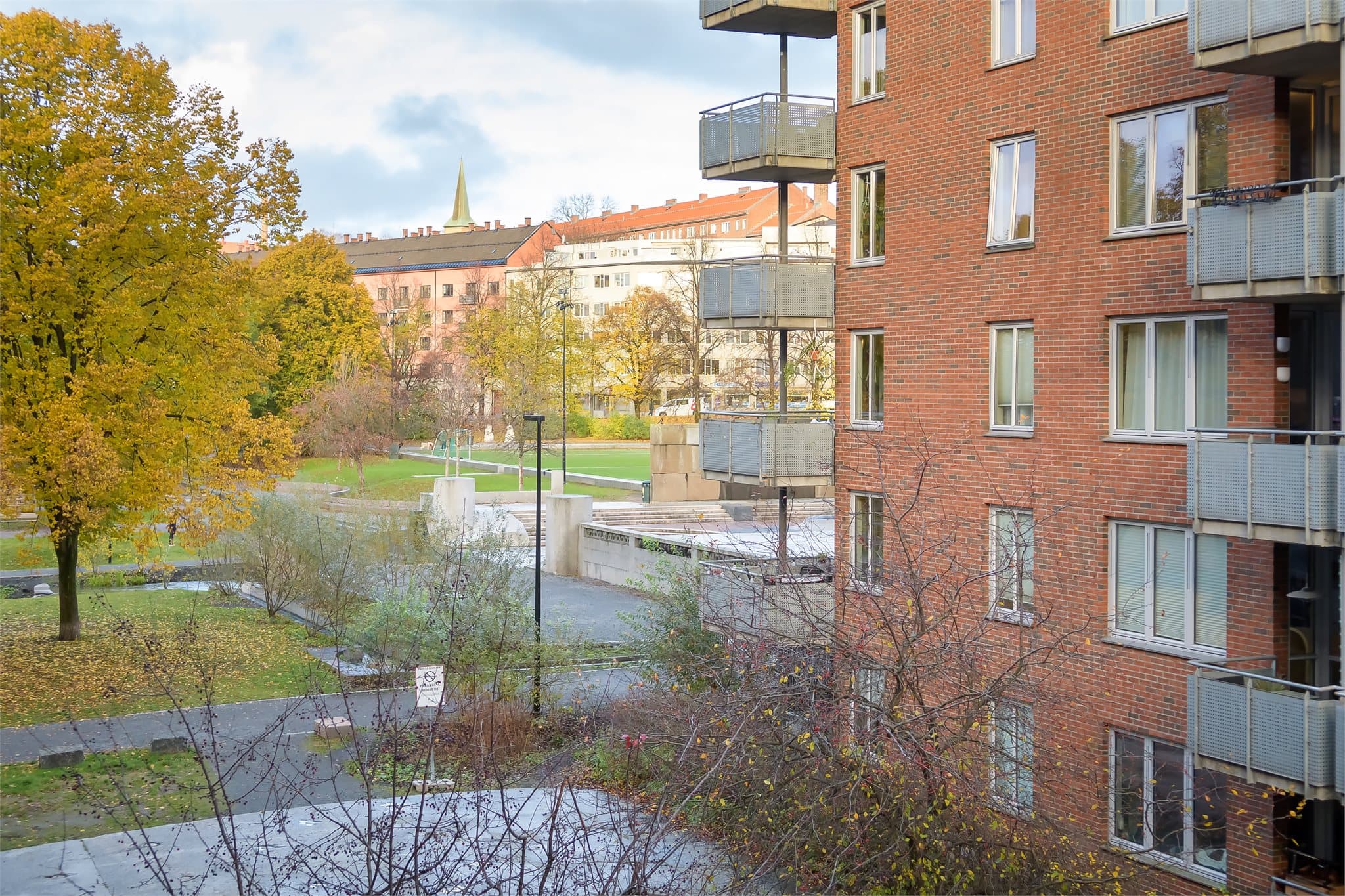 Fra leiligheten har man utsyn mot Klosterenga park, en av nabolagets grønne lunger.