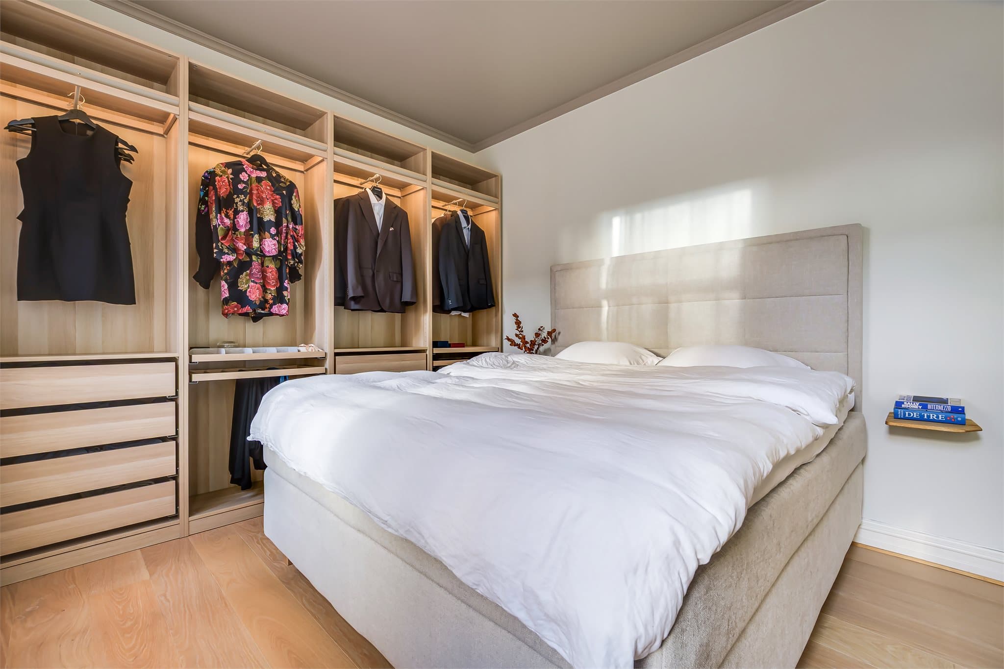 Garderoben er innredet med både heng, hyller og skuffer for optimal organisering.