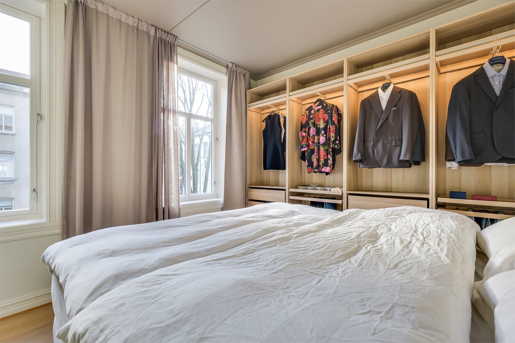 Rommet har plass til dobbeltseng og er utstyrt med panelovn for oppvarming.