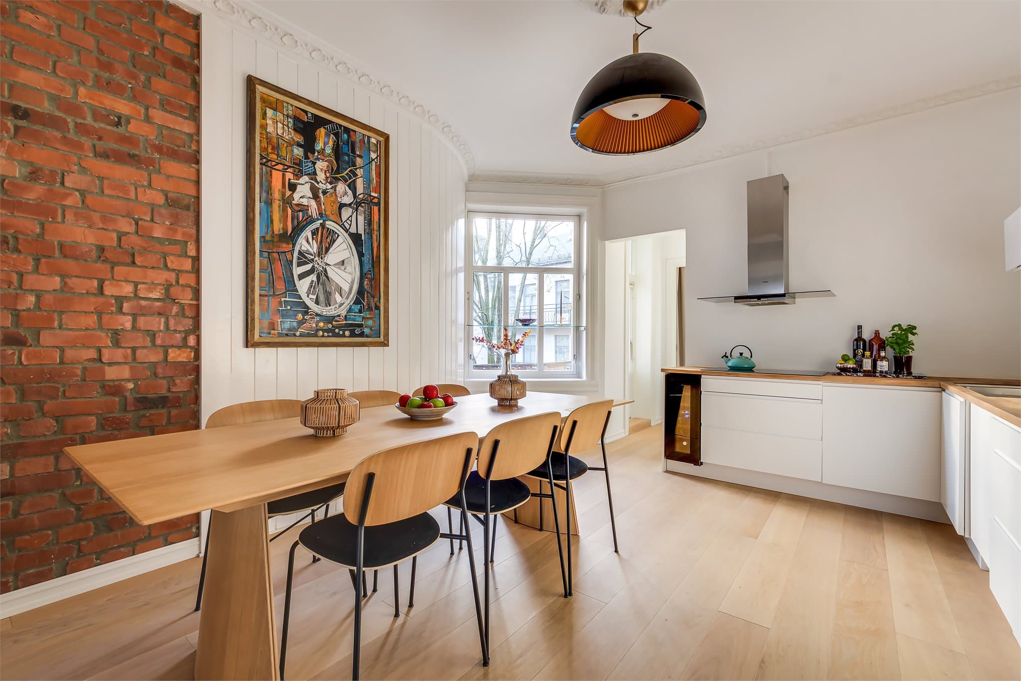 Spiseplassen har god plass til et stort spisebord.