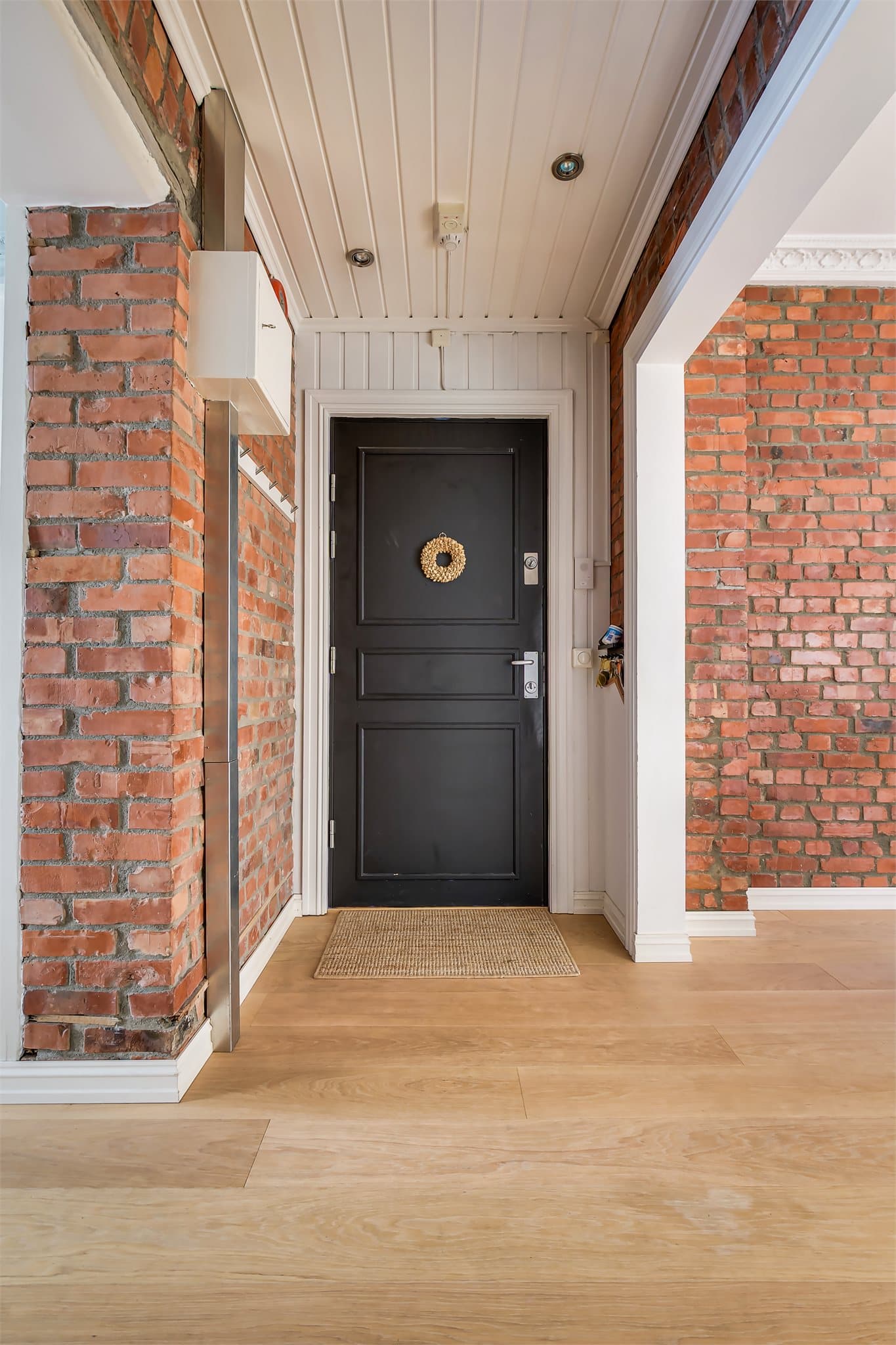 Gjennomgående eikeparkett binder rommene i leiligheten sammen.