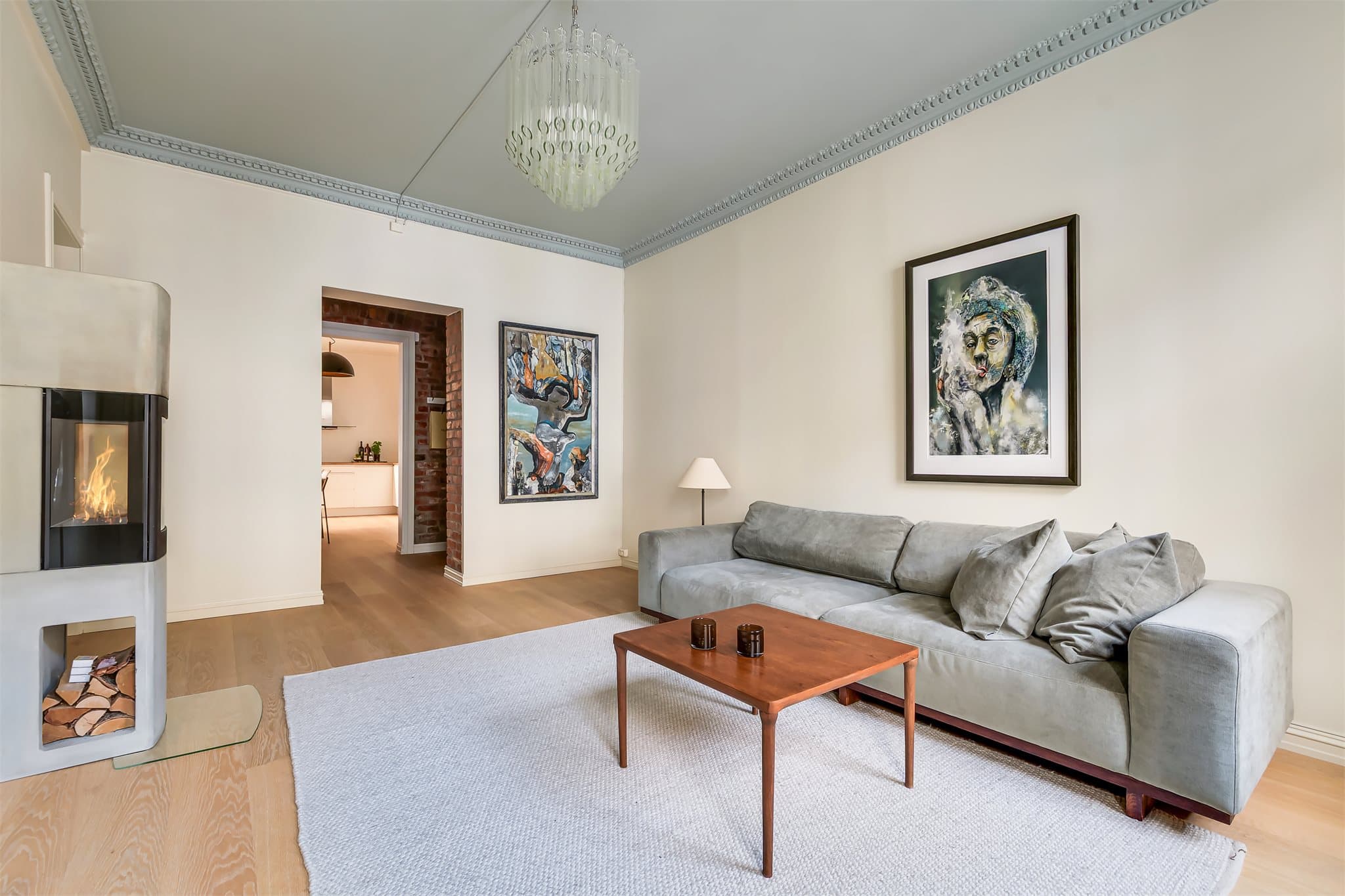 Leiligheten har en god flyt mellom de sosiale sonene, og fra kjøkkenet er det direkte utgang til en sørvendt balkong på ca. 3 m².