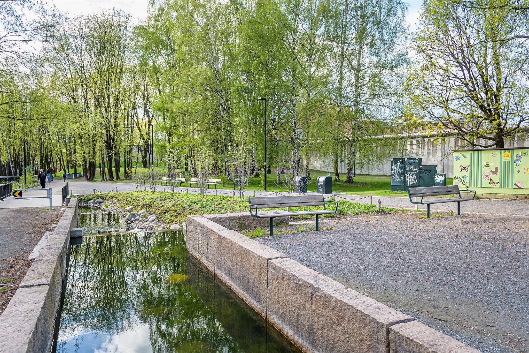 Her er det turstier, benker og gjenåpnede deler av Hovinbekken.