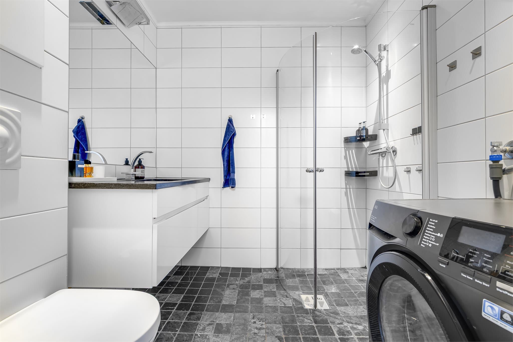 Rommet er utstyrt med mekanisk avtrekk og downlights i himlingen.