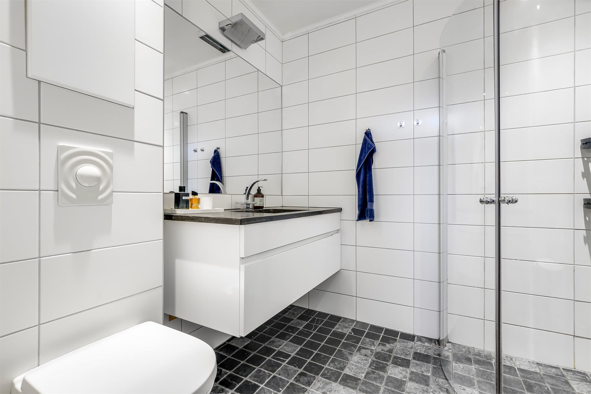 Det vegghengte toalettet og den veggmonterte innredningen gjør renholdet enklere.