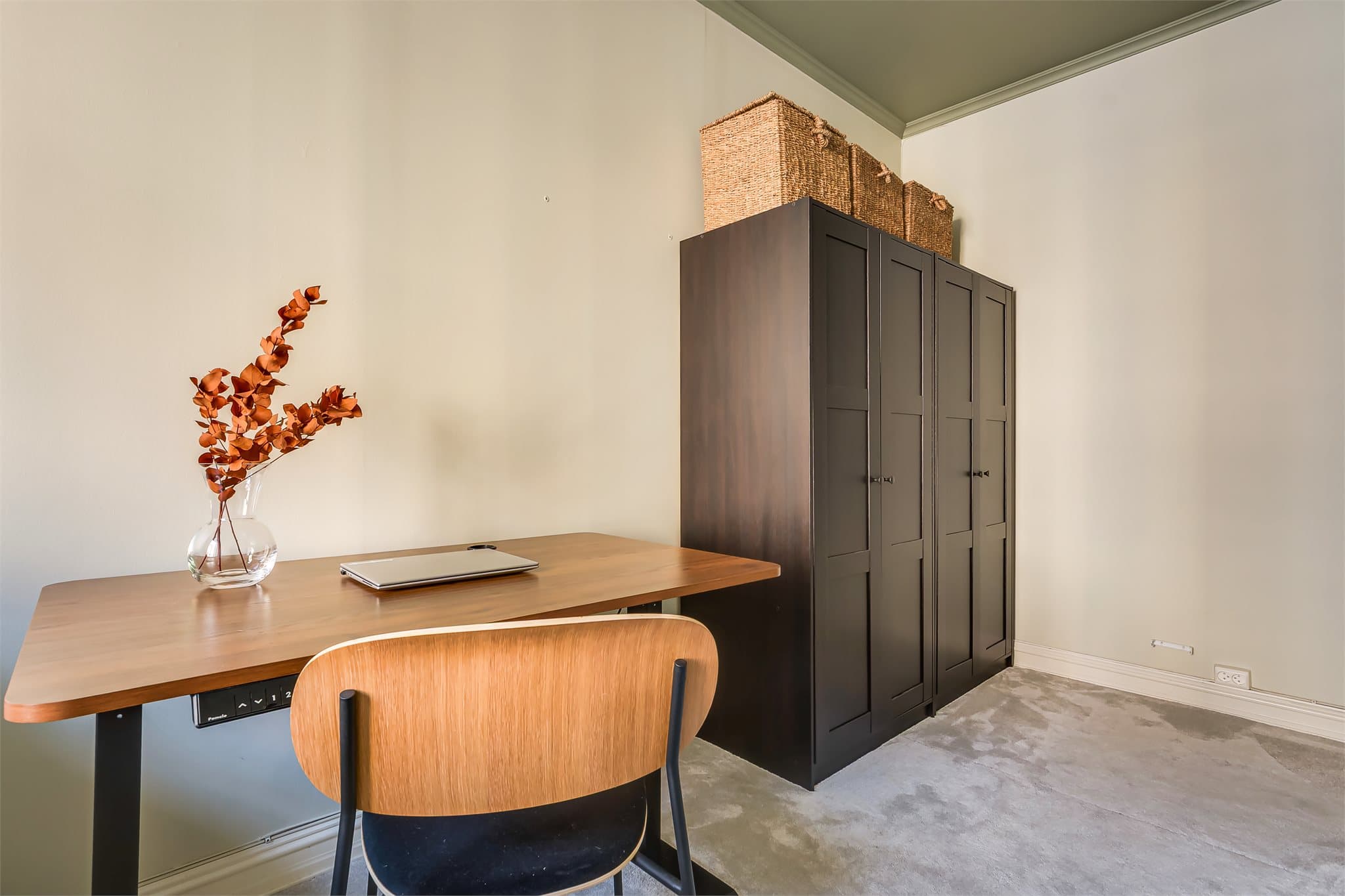 Det er god plass til både seng og en egen arbeidsplass.