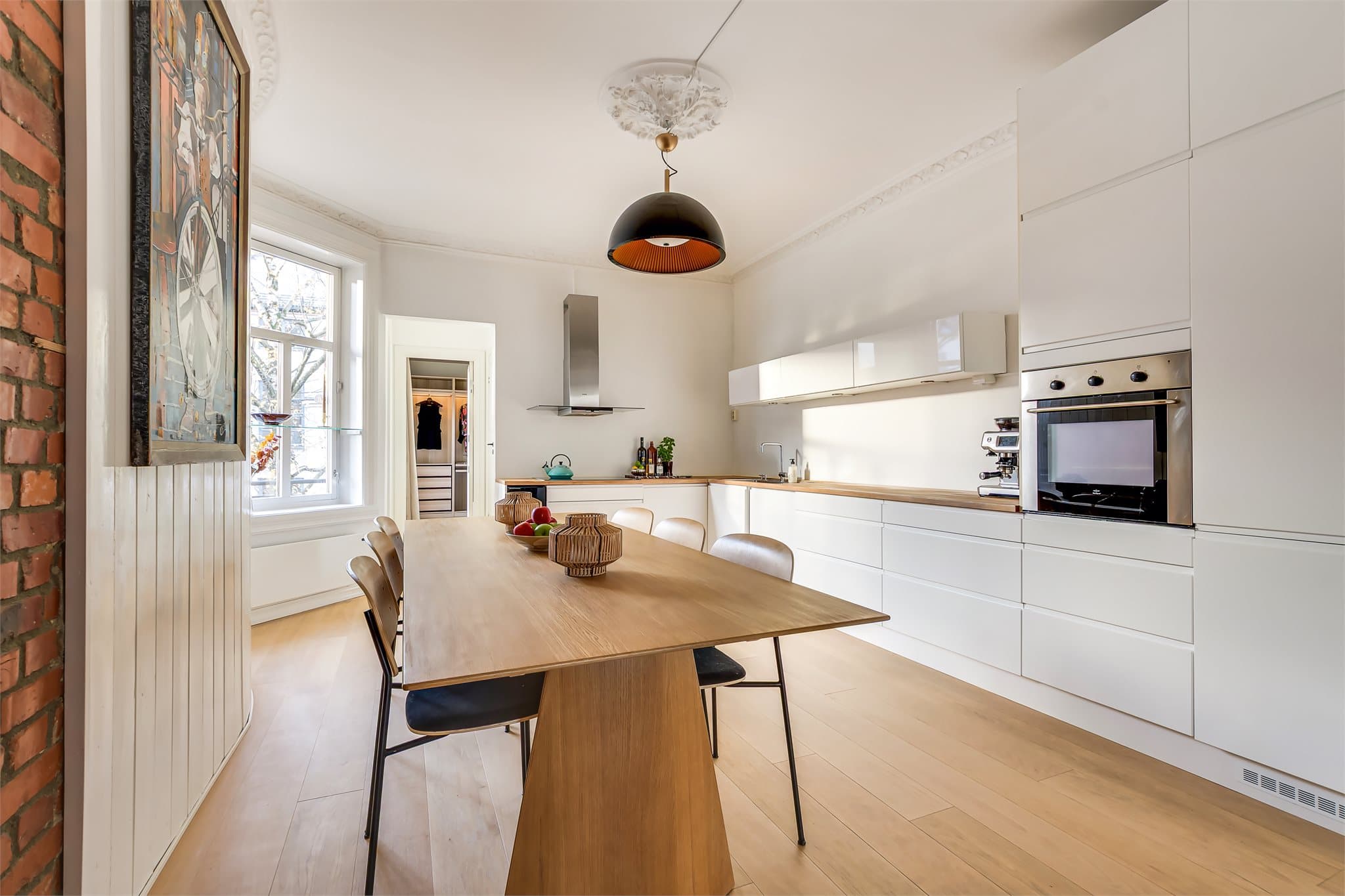 Kjøkkenet har en praktisk L-form som utnytter plassen godt.