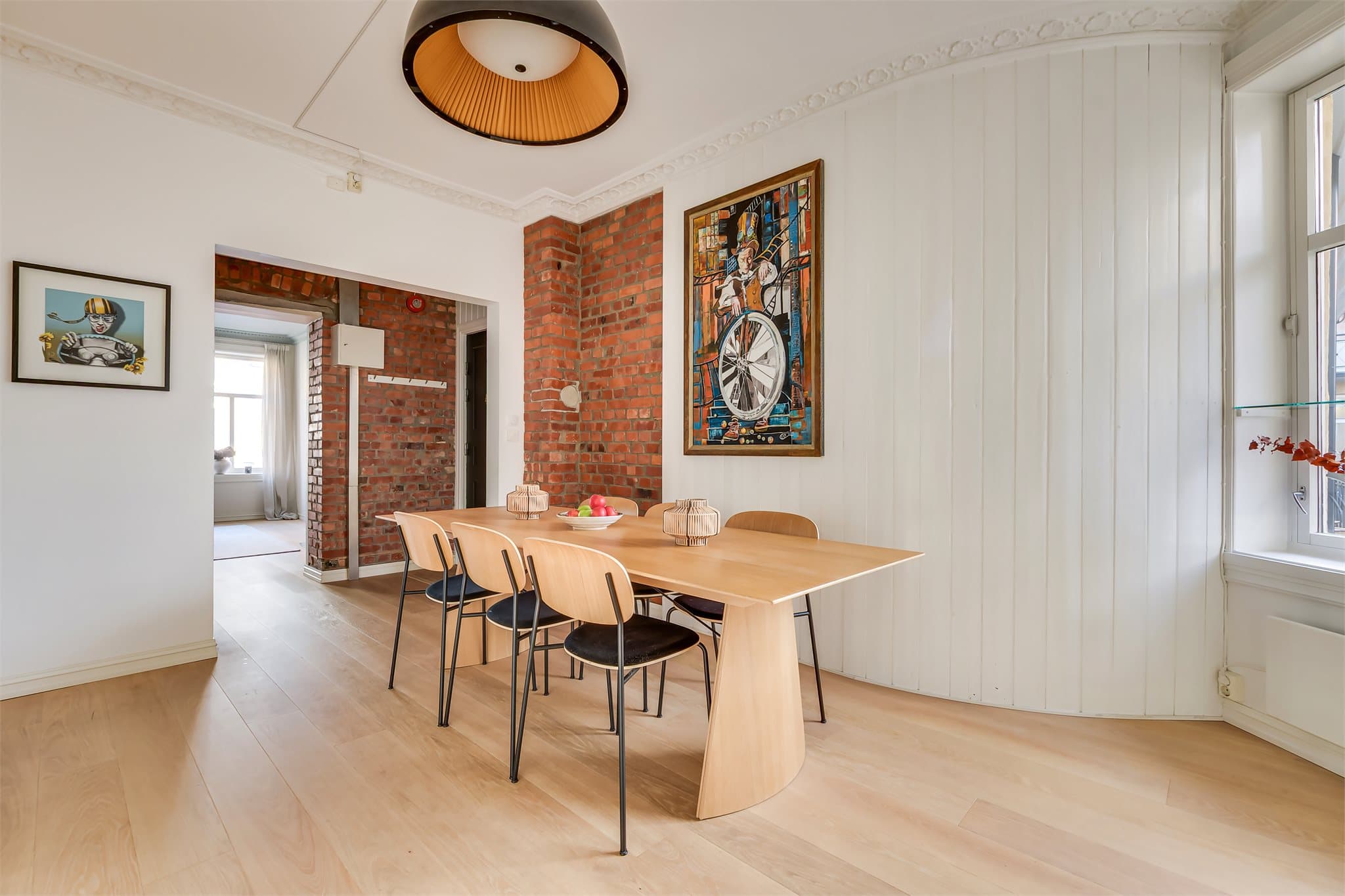 Kjøkkenet er svært romslig og inviterer til sosiale sammenkomster.