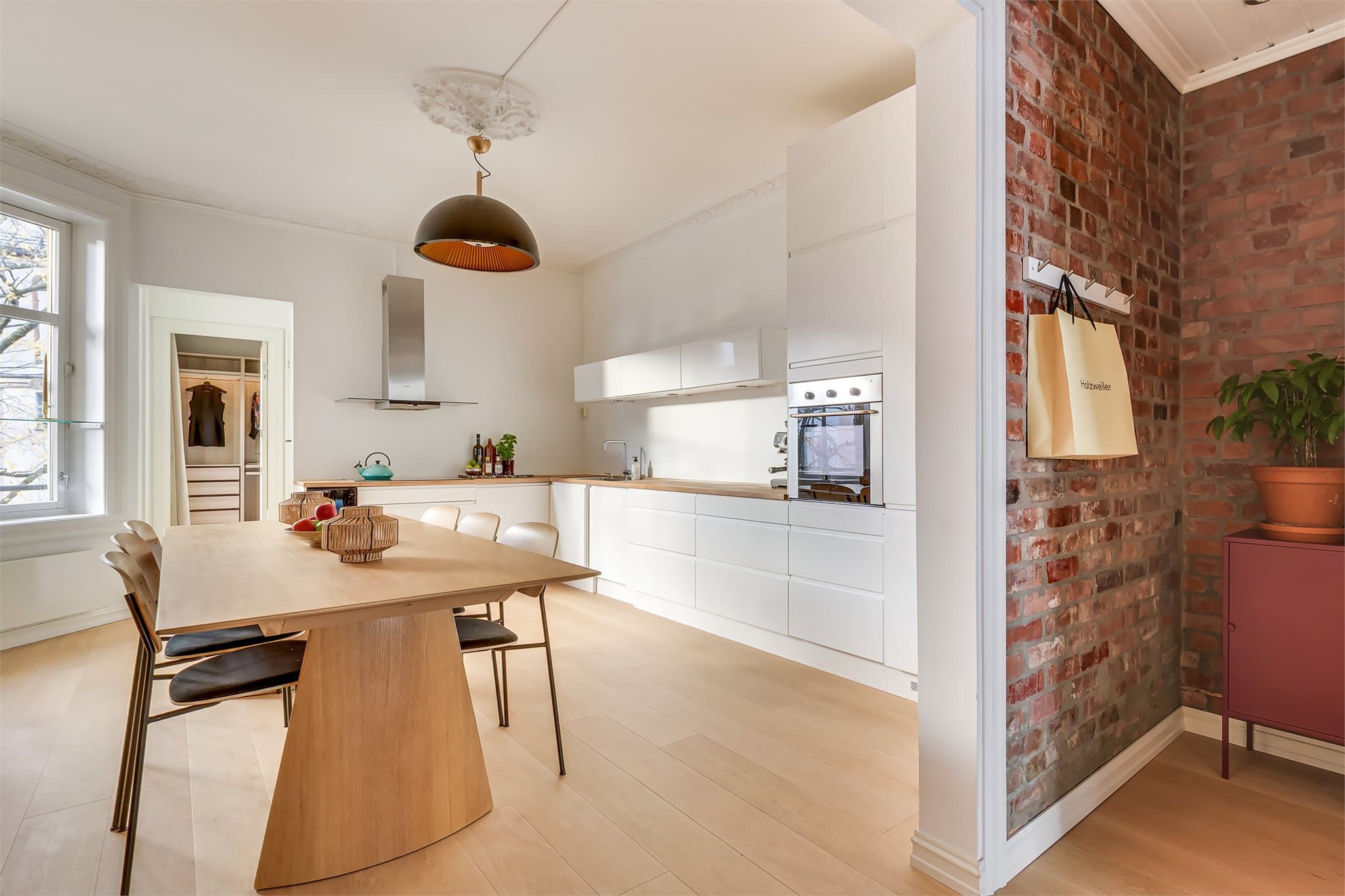 I gangen ved kjøkkenet er det utgang til en sydvendt brannbalkong som vender mot bakgården.