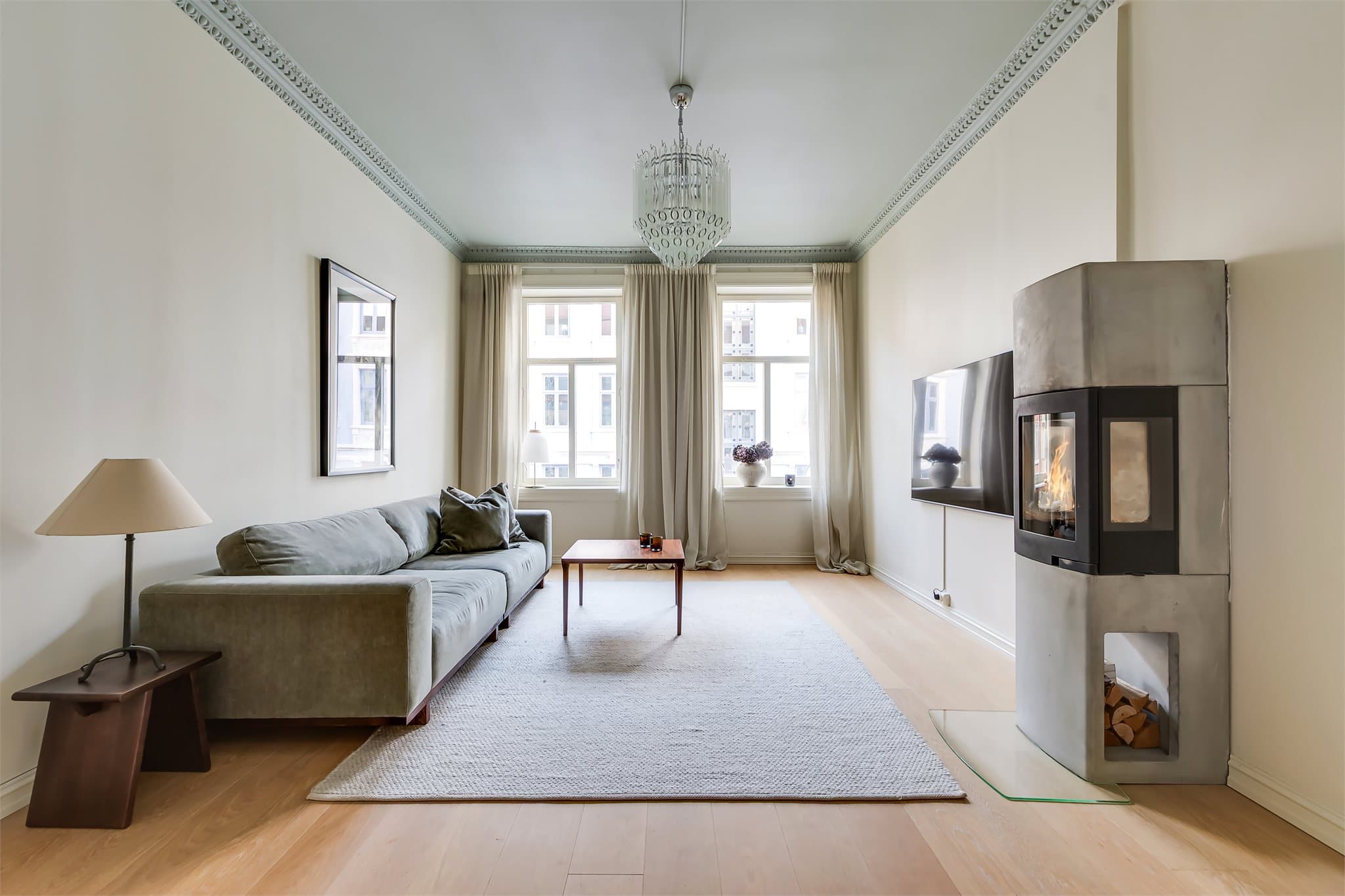 Svært lekkert, sosialt og romslig kjøkken som fungerer som hjertet i boligen - her kan du enkelt invitere til store sammenkomster!