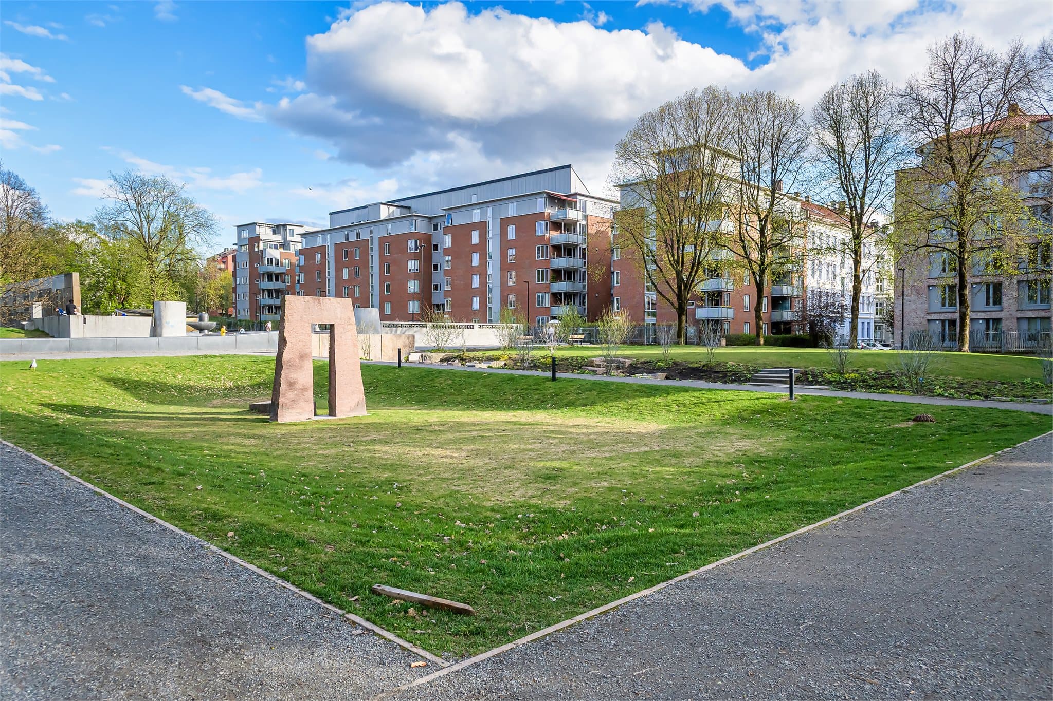 Store, åpne gressplener inviterer til lek og avslapning.