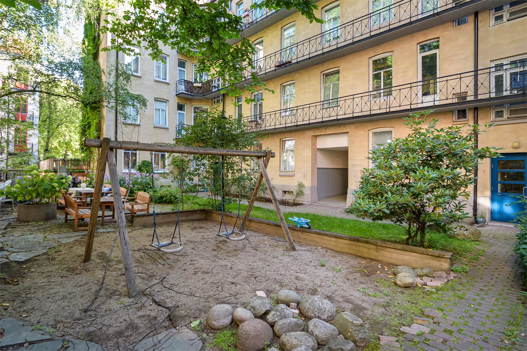 Borettslaget har en hyggelig og barnevennlig bakgård med lekeplass.