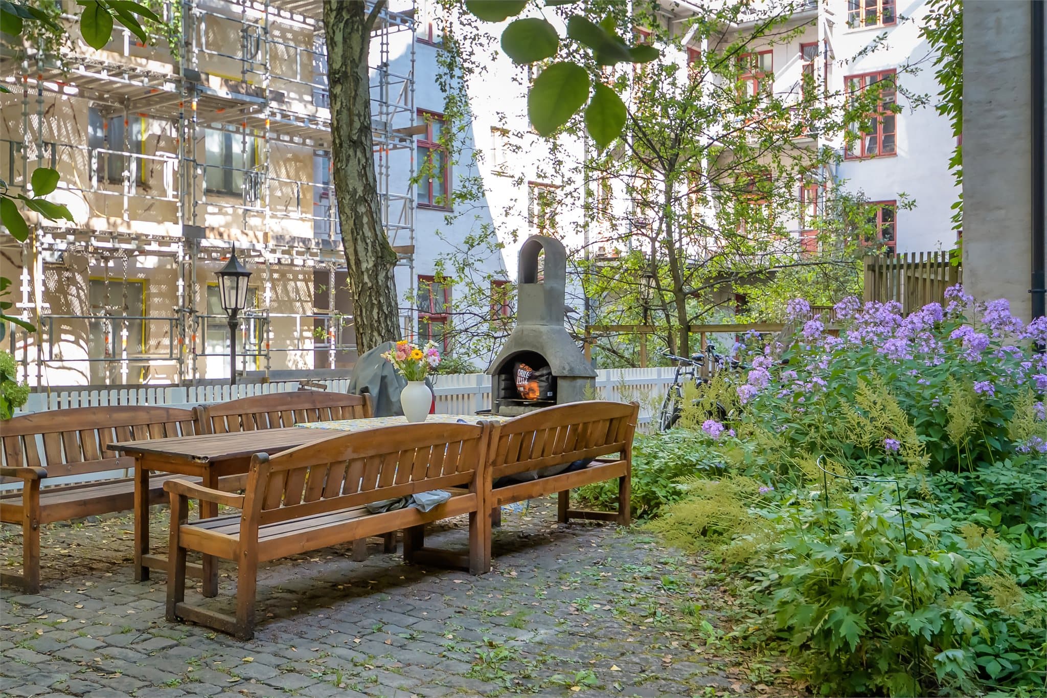 I bakgården finnes felles sittegrupper og grill, perfekt for sosiale sammenkomster.