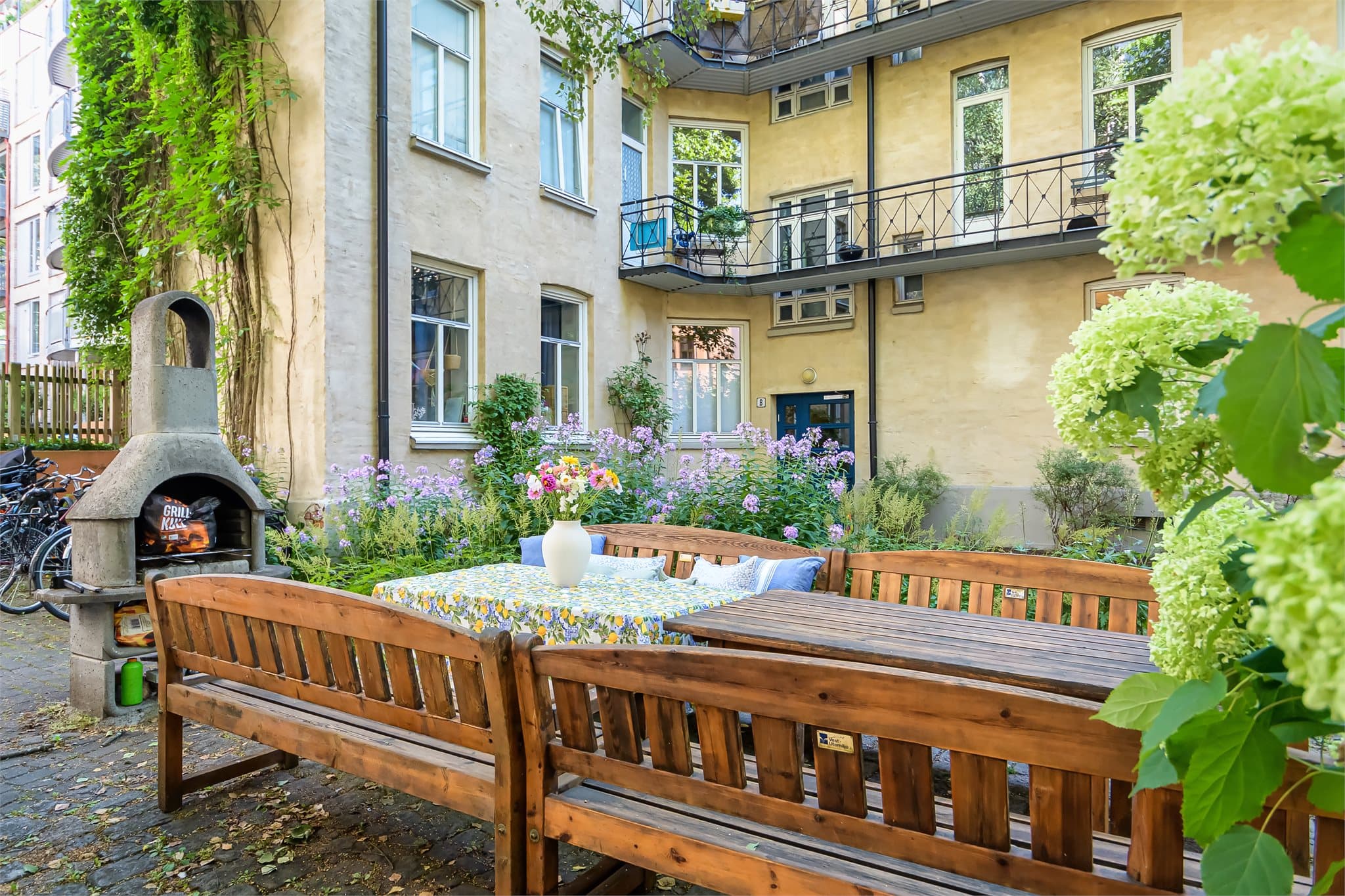 En grønn og frodig oase skjermet fra byens larm.