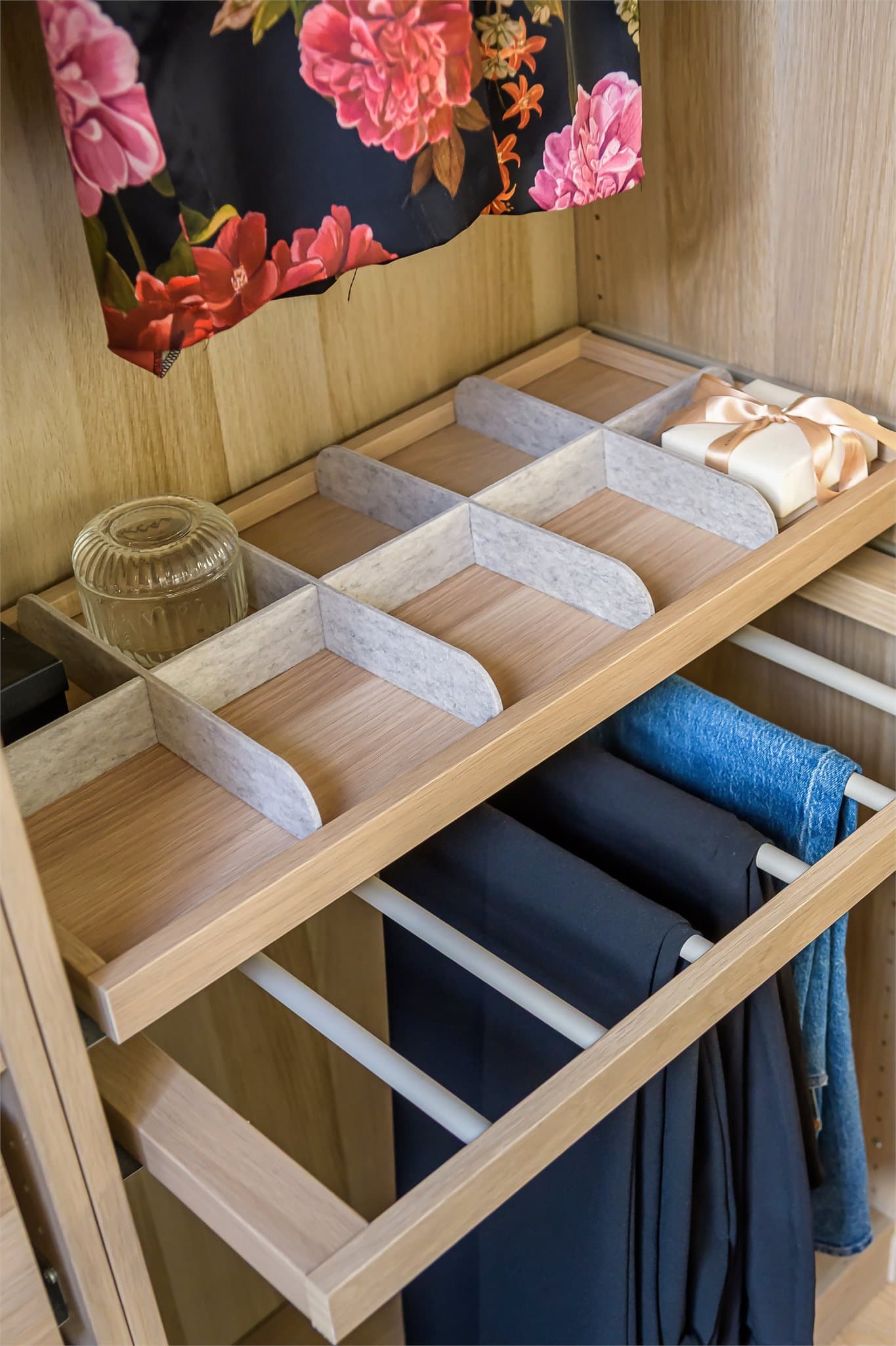 Smarte løsninger i garderoben sørger for at du har full oversikt.