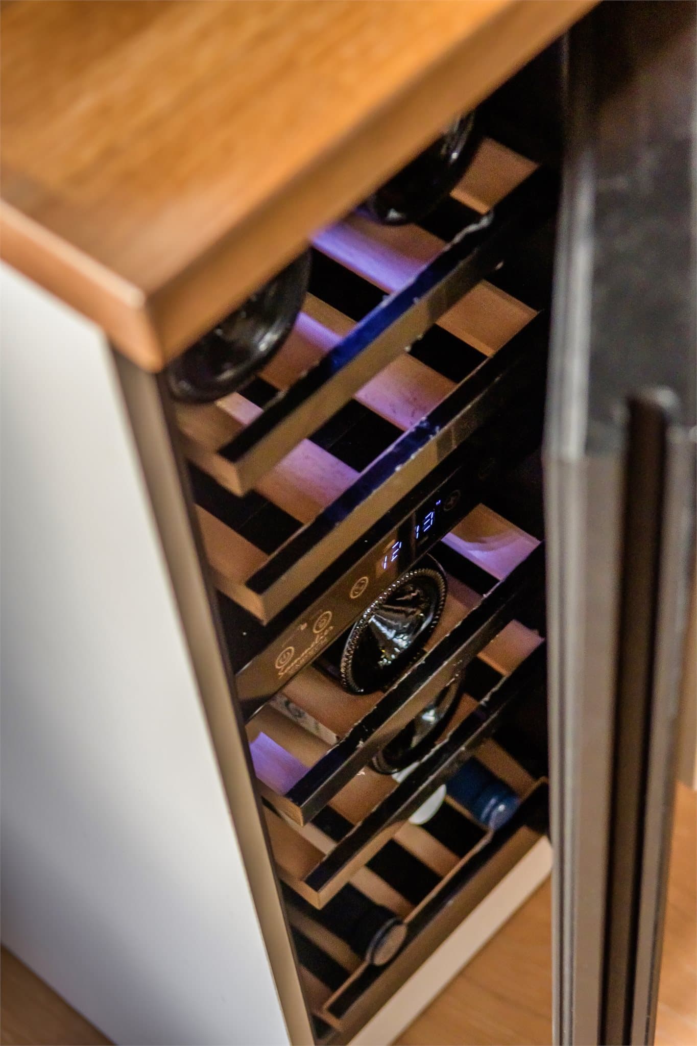 Integrert vinskap er en av de gjennomtenkte detaljene på kjøkkenet.