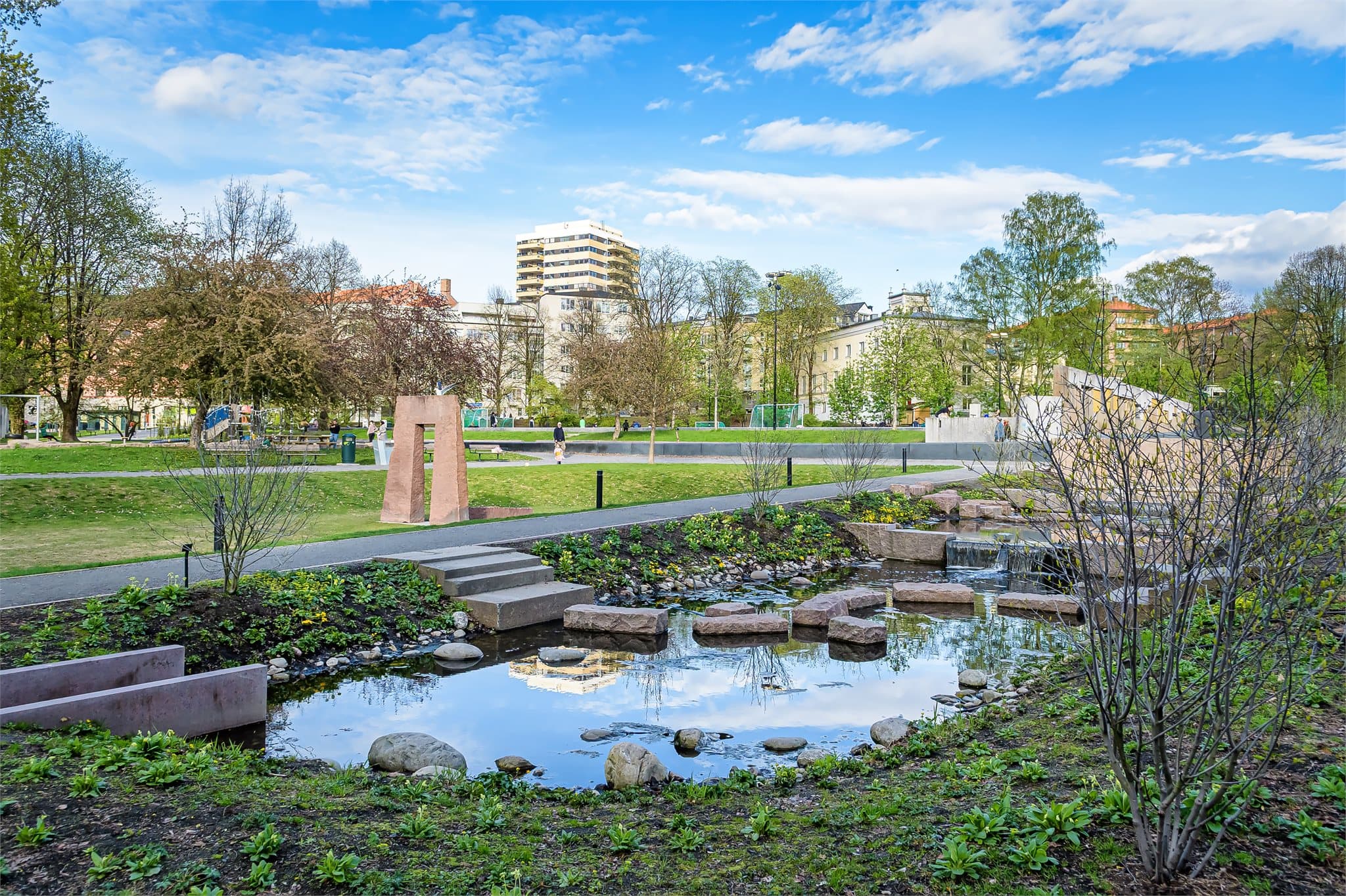 Dagligvarebutikker som Matkroken og Rema 1000 ligger i umiddelbar nærhet.