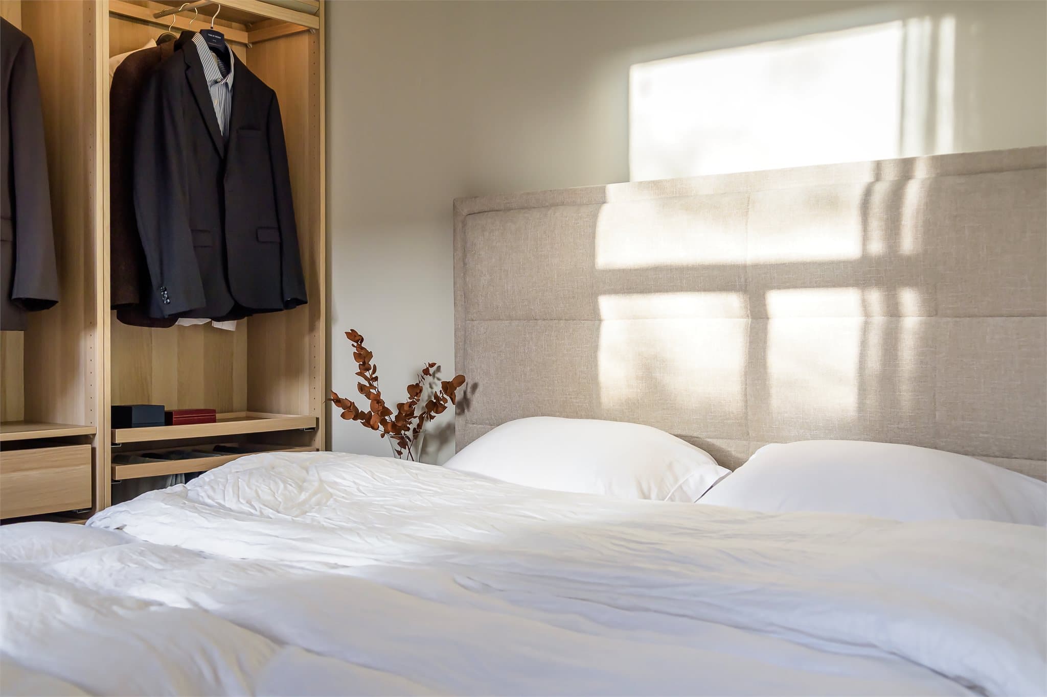 Rommet er vendt mot den skjermede, frodige bakgården.