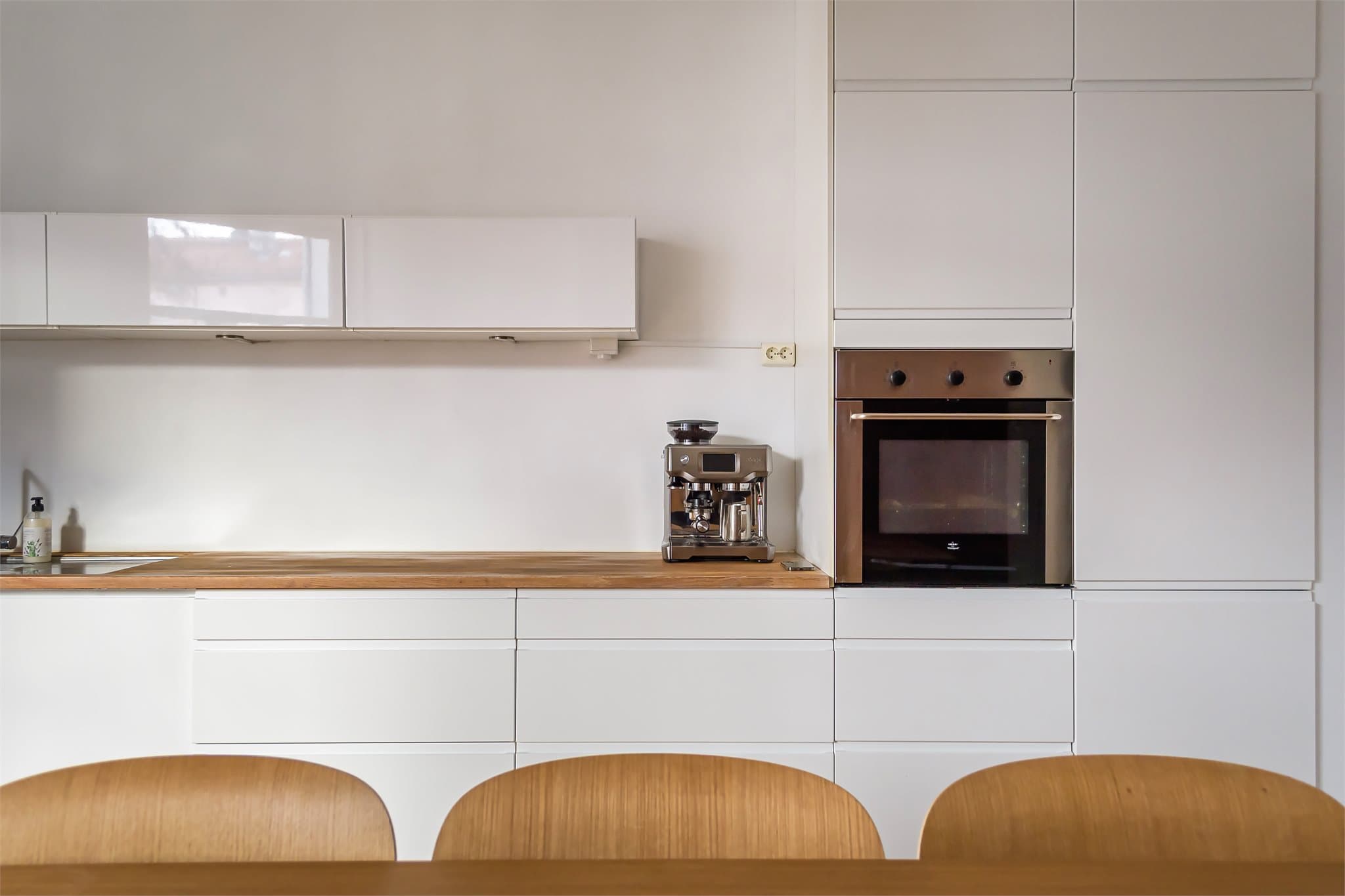 Kjøkkenet har godt med skap- og skuffeplass for oppbevaring.