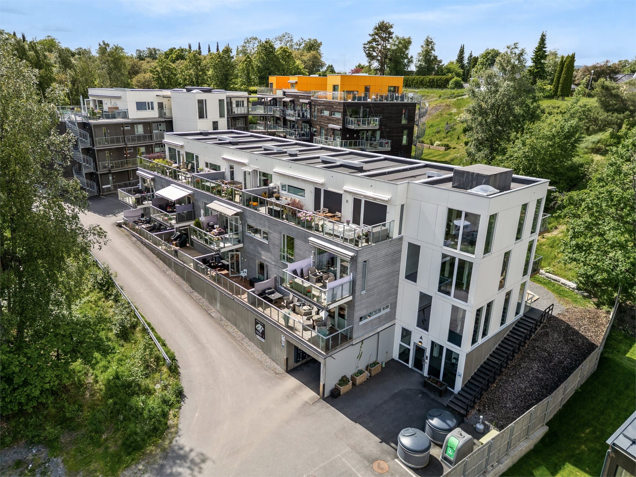 Eiendommen har en attraktiv beliggenhet i Rælingen, med kort vei til både servicetilbud, skoler, barnehager og offentlig kommunikasjon.