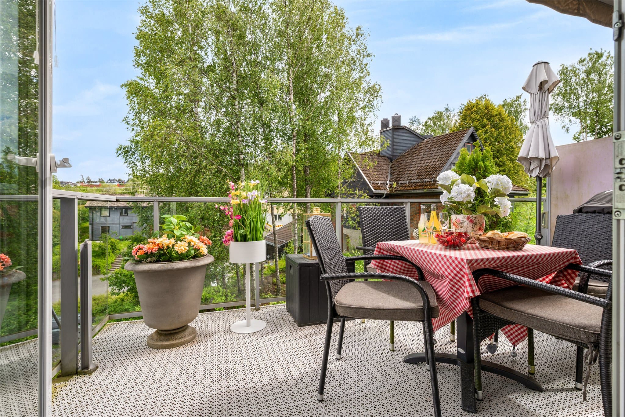 Balkongen har glassrekkverk.