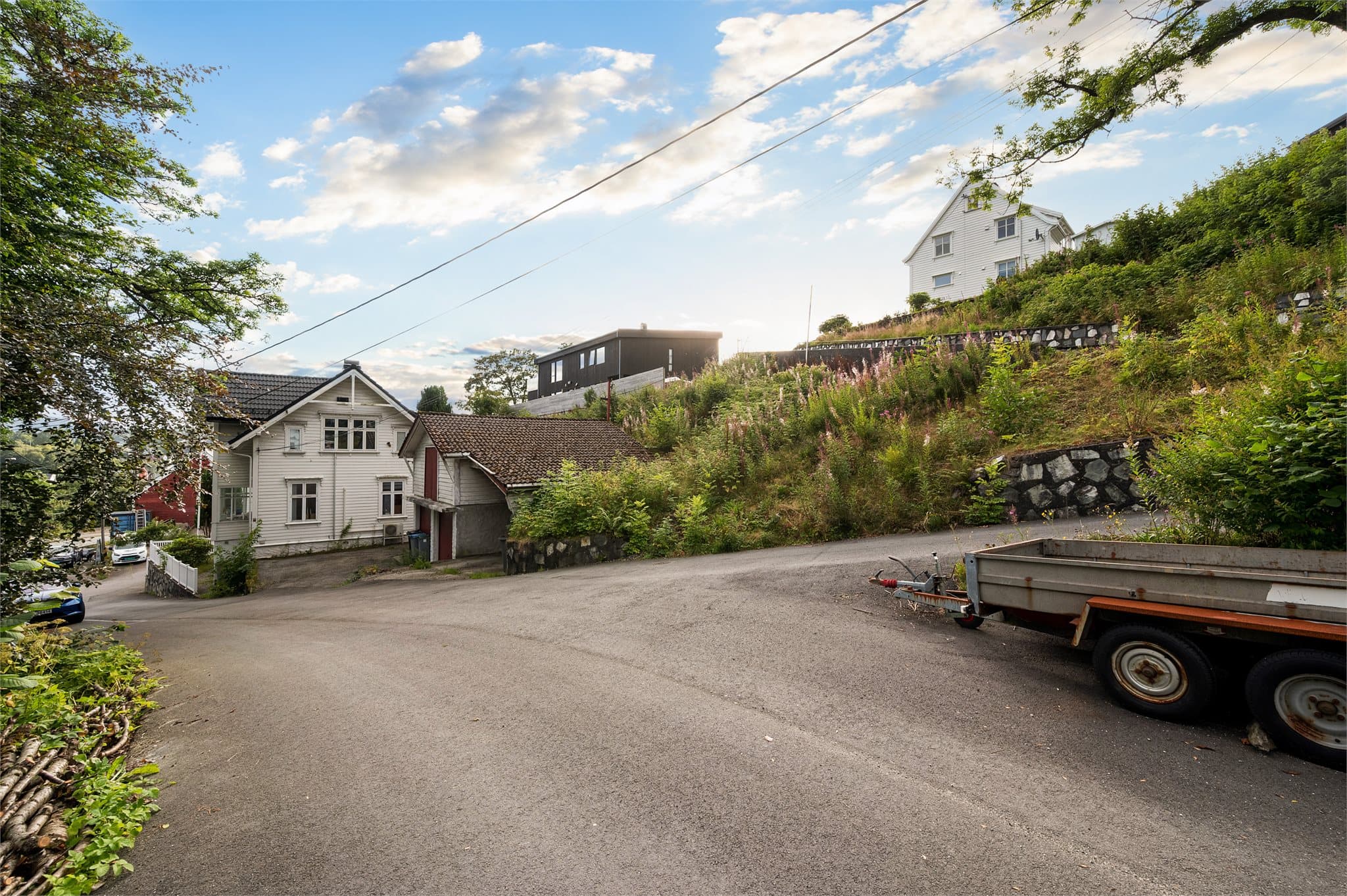 - Tomten er lett tilgjengelig fra veien, noe som gjør ferdsel til og fra eiendommen problemfritt -