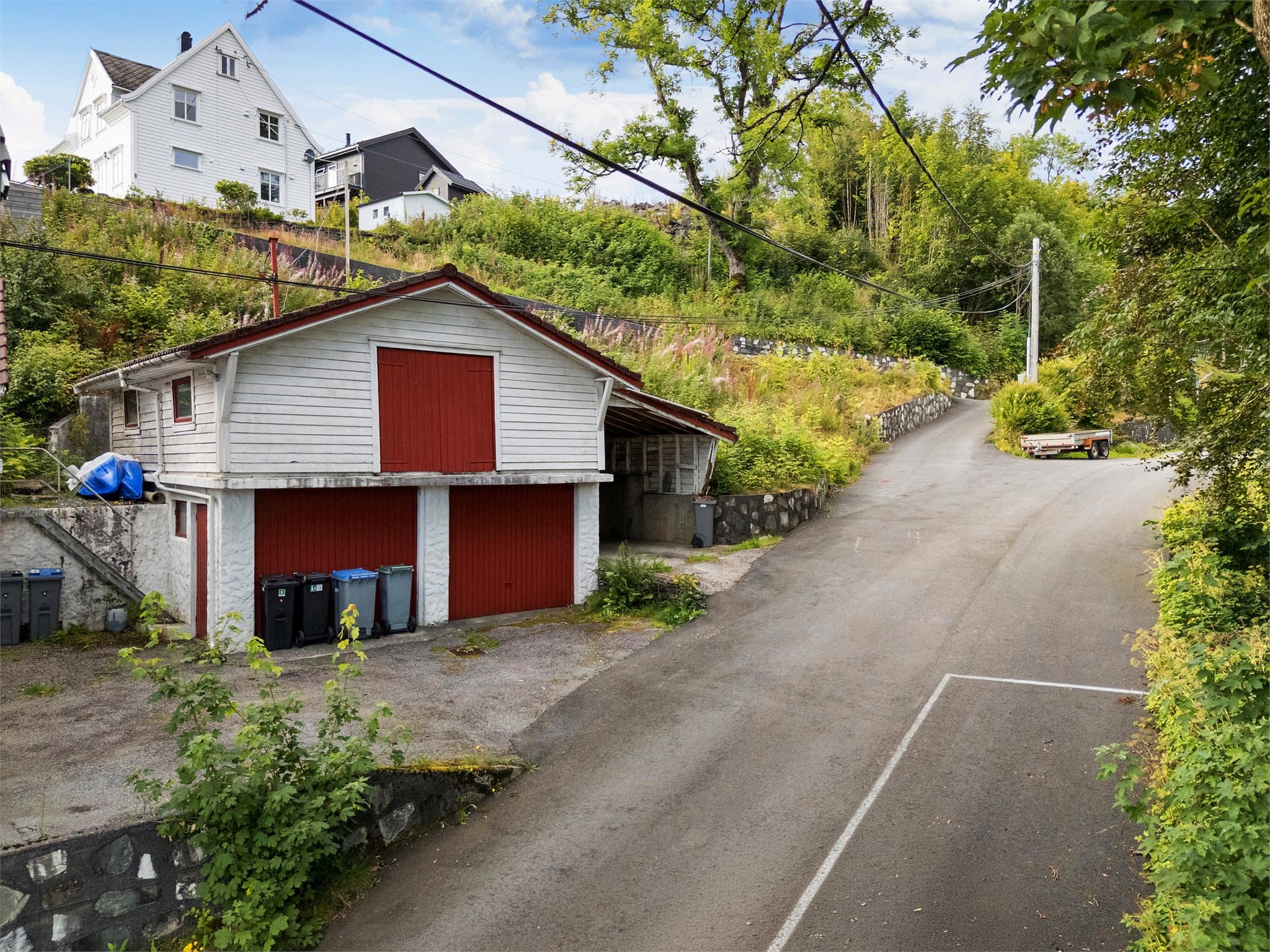- Garasjebygget består av 2 garasjeplasser, carport og en romslig overetasje -