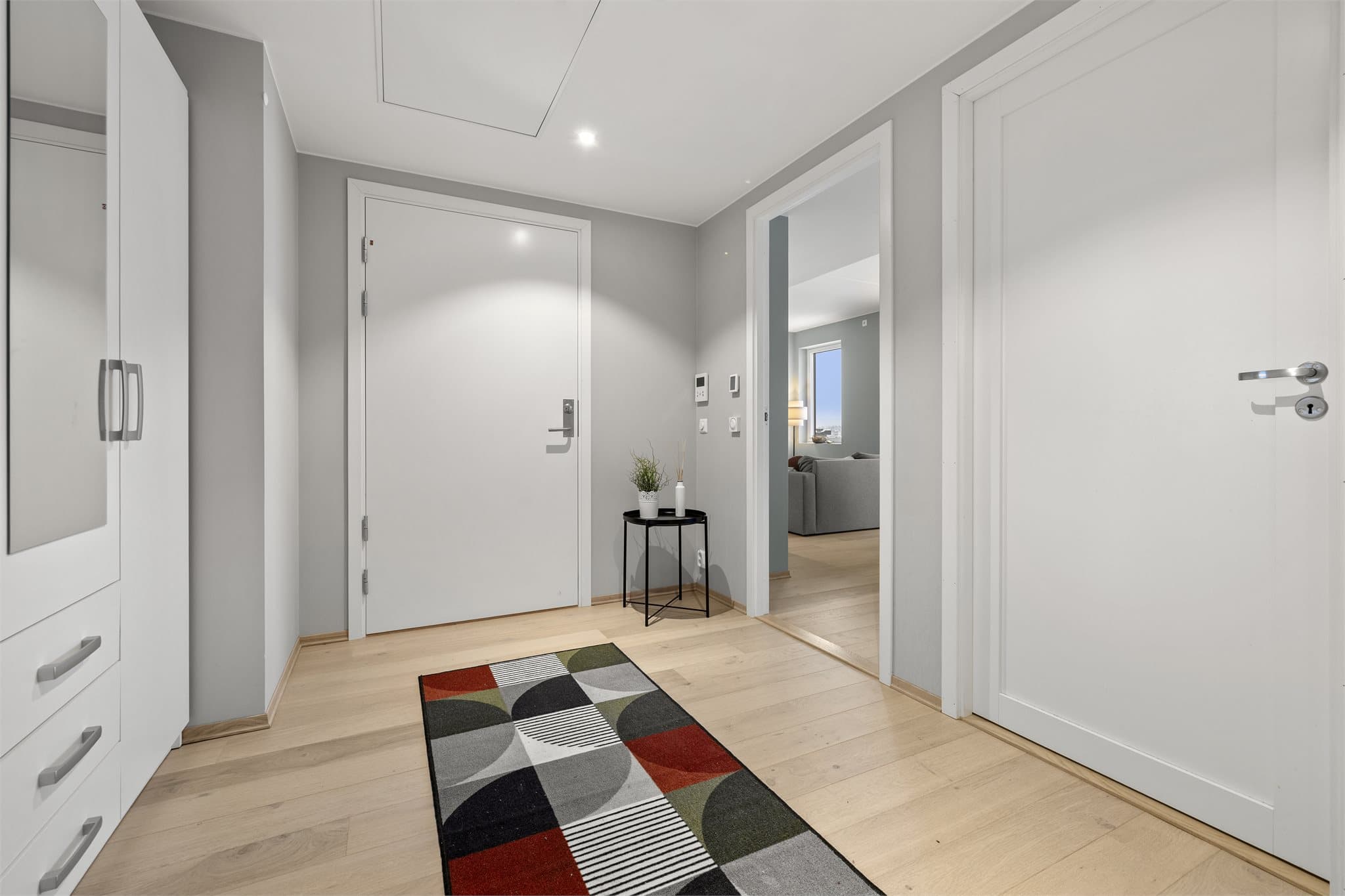 Romslig entré med god plass til å henge fra seg yttertøy.