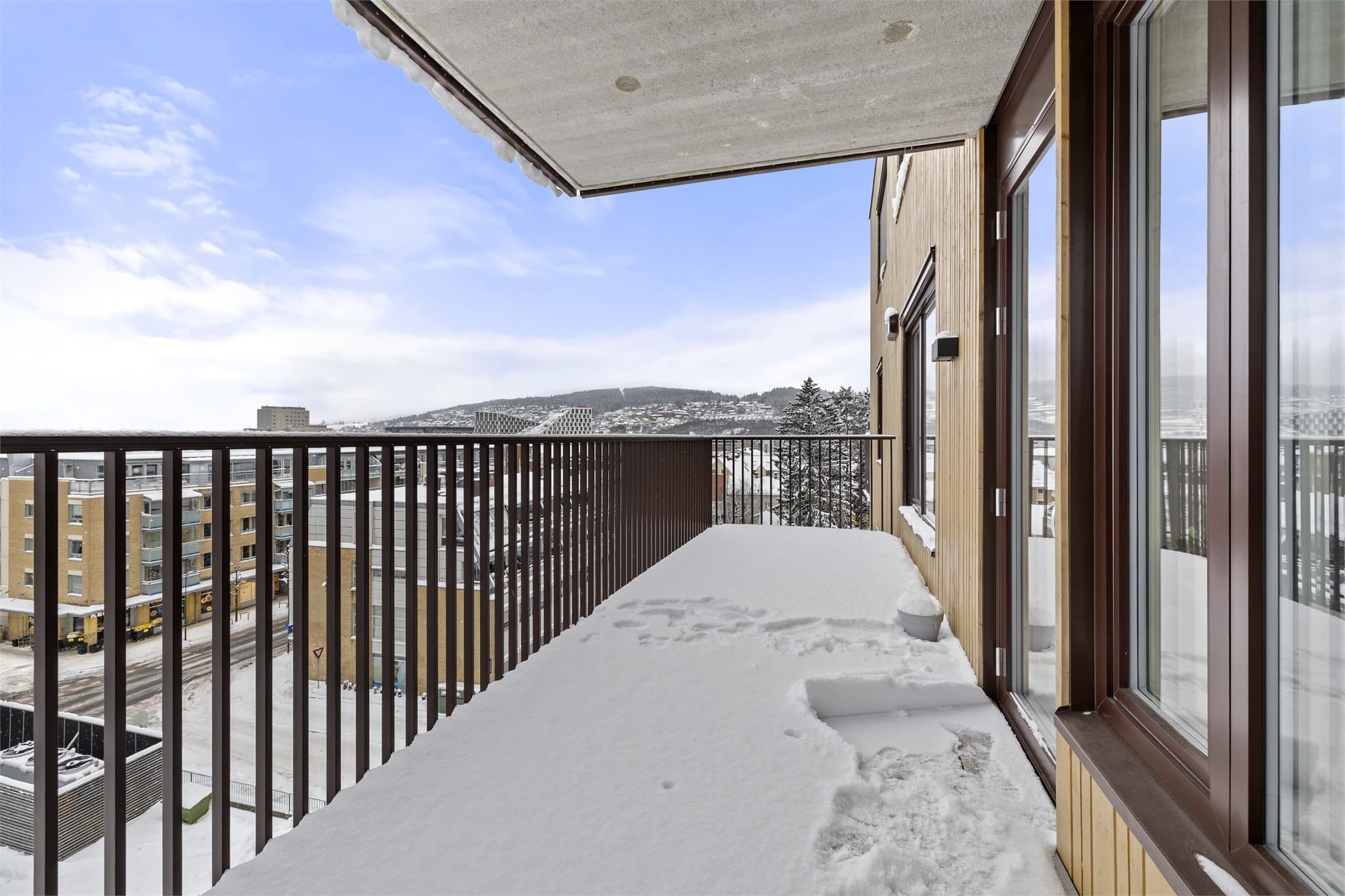 Romslig balkong på ca 16 kvm med gode solforhold