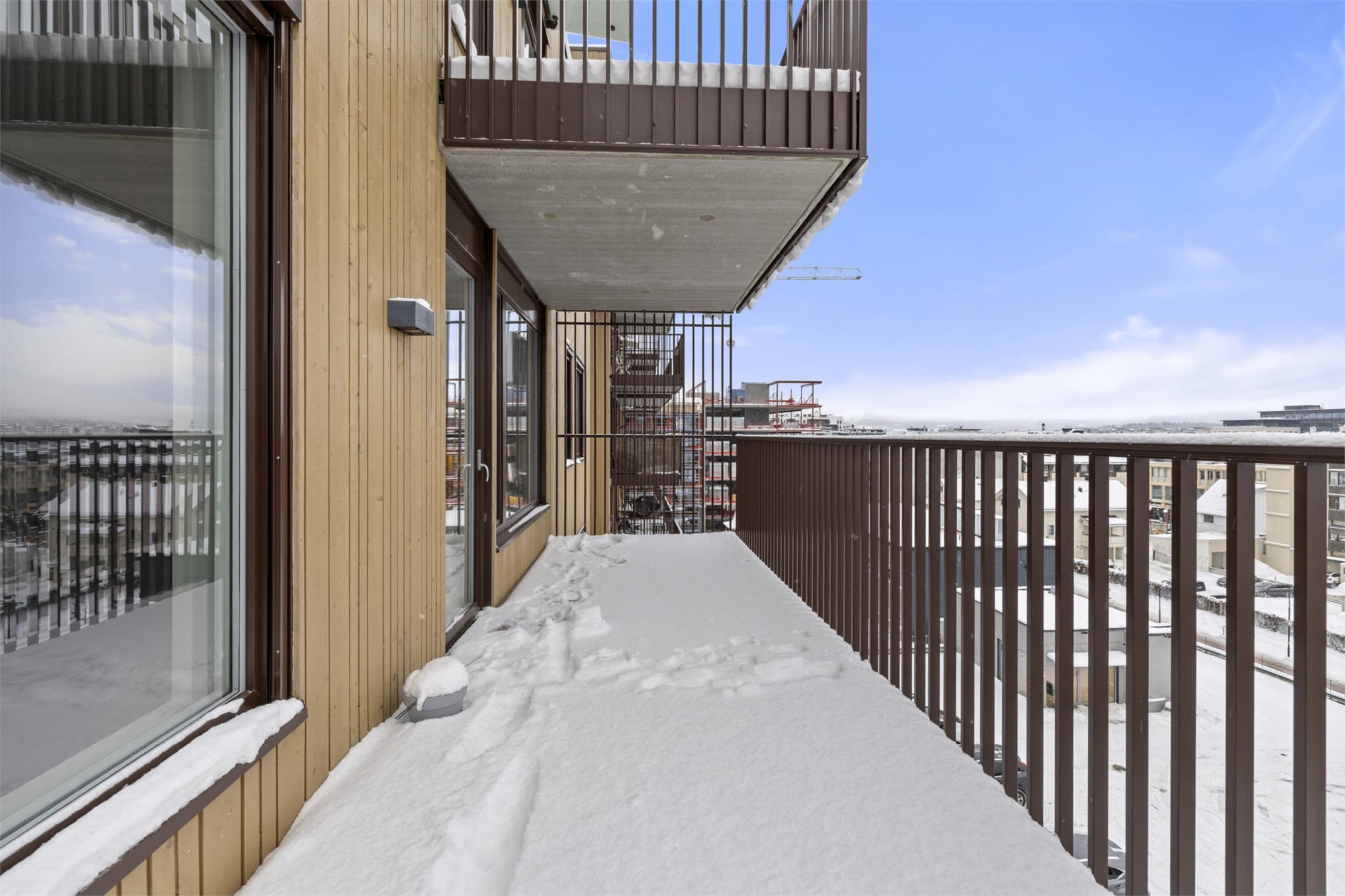 Balkongen gir god plass til sittegruppe og utemøbler