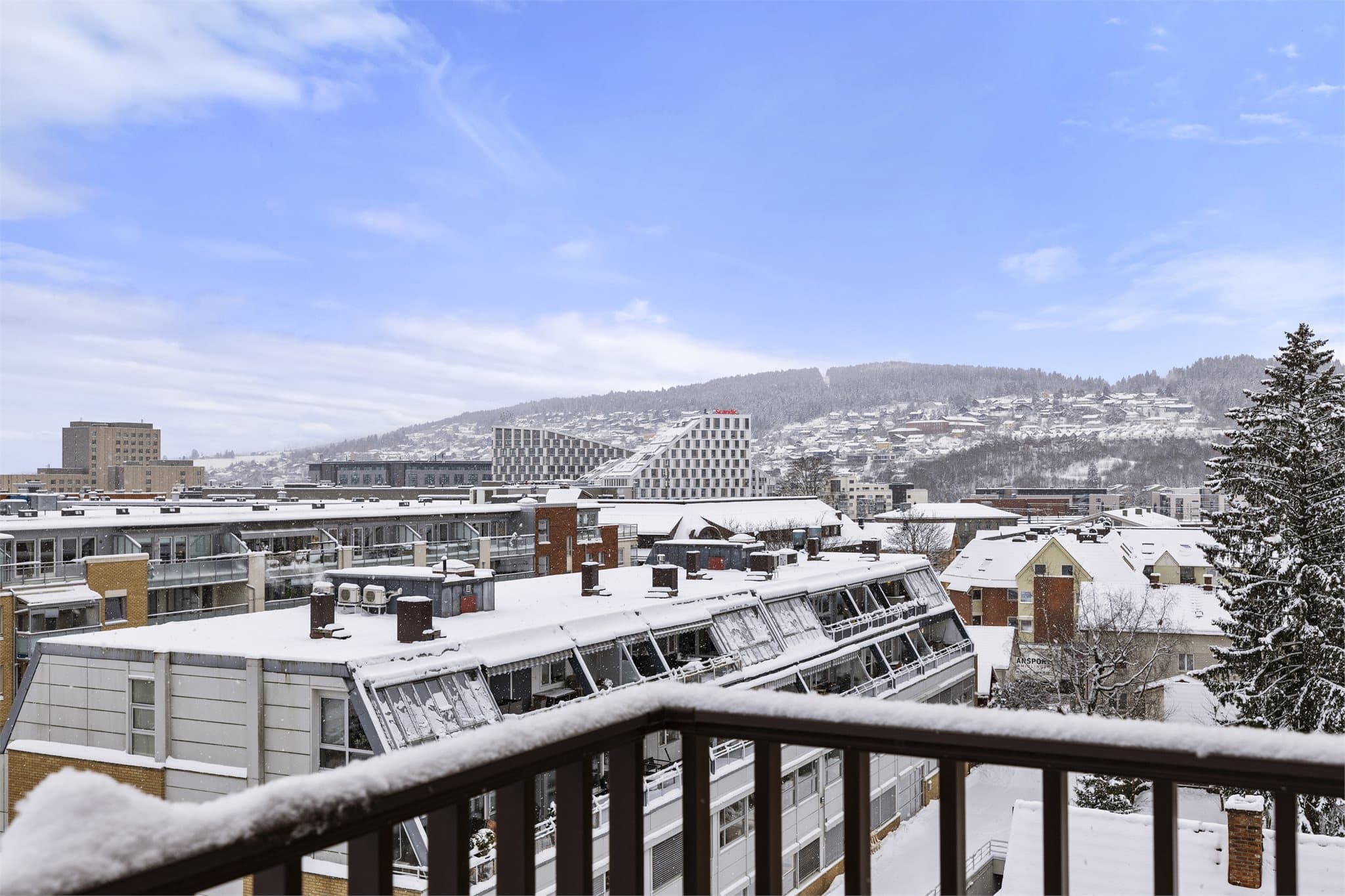 Balkong med fint utsyn og luftig beliggenhet