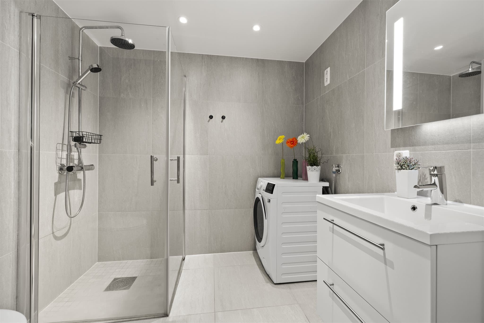 Stilrent bad fra byggeåret med flislagte overflater