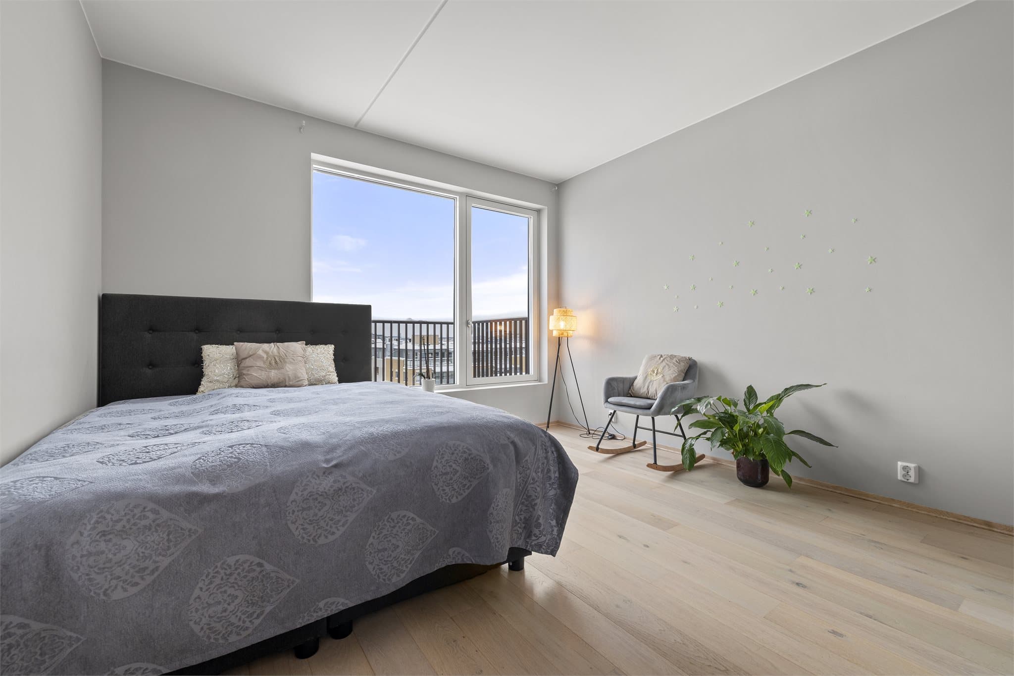 Hovedsoverom med god plass til dobbeltseng og garderobe.