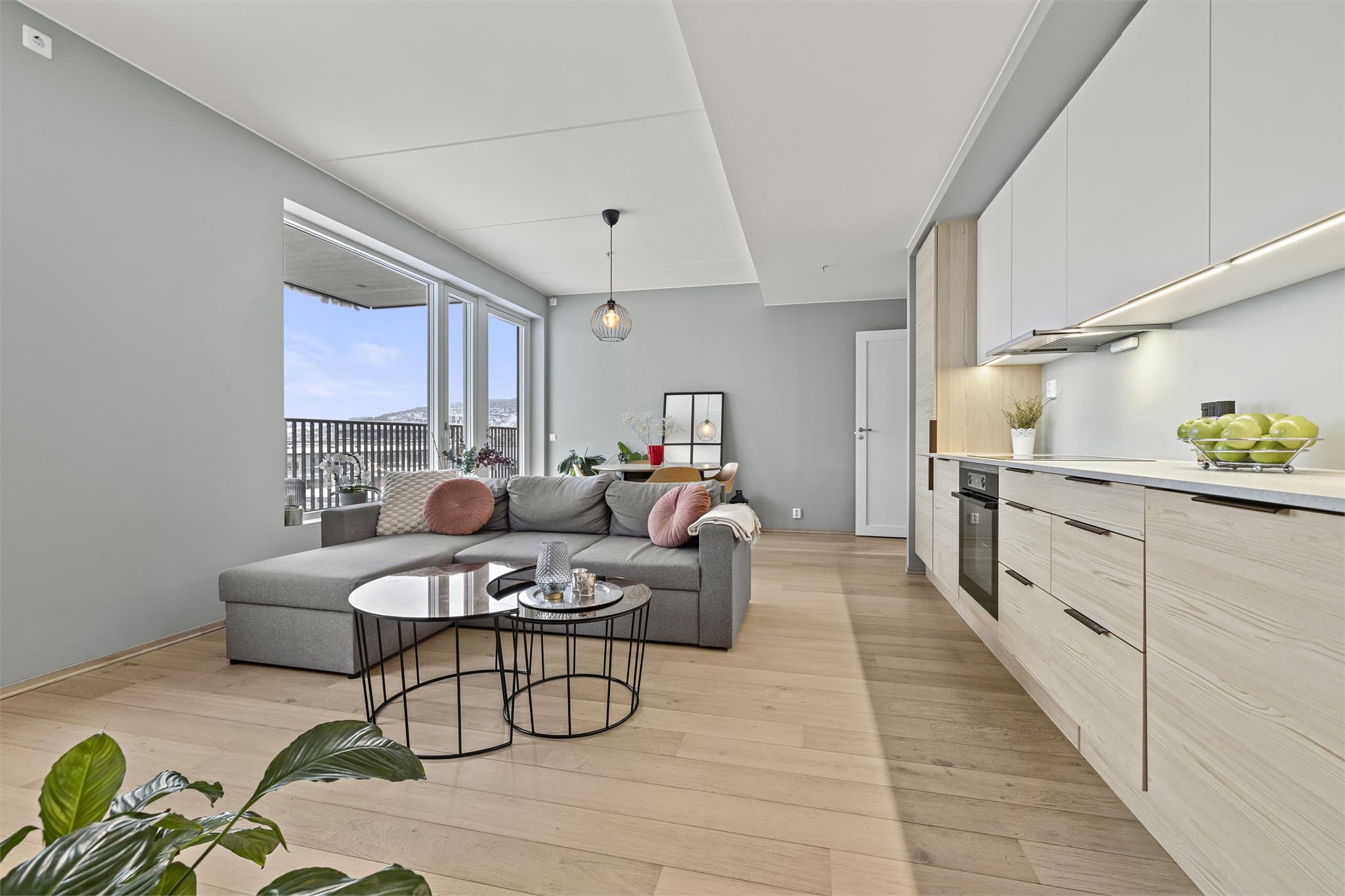 Stue og kjøkken i åpen og sosial planløsning