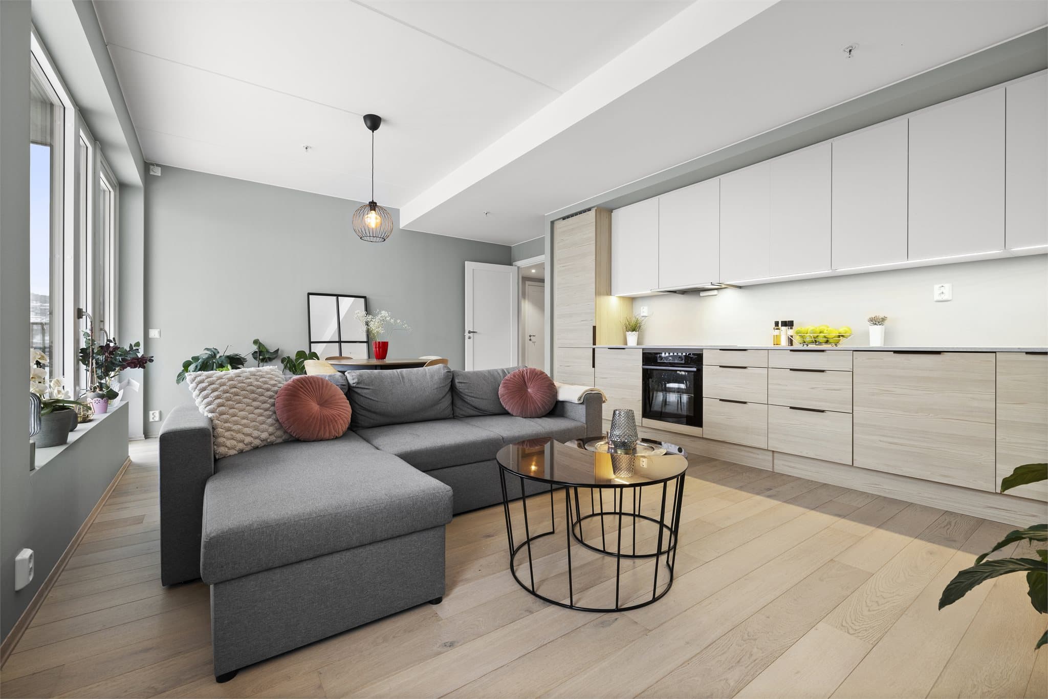 Stilrent kjøkken med rikelig skapplass og integrerte hvitevarer