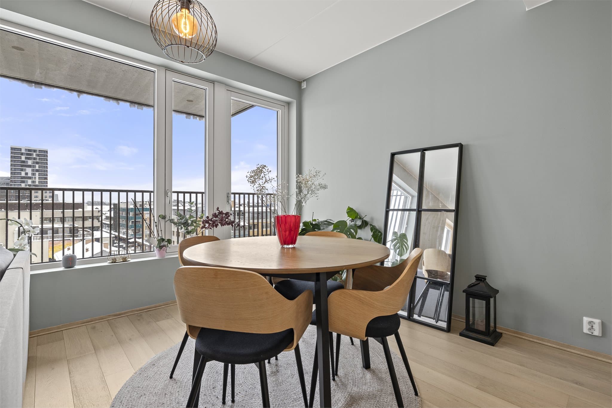 Fra stuen er det utgang til balkongen.