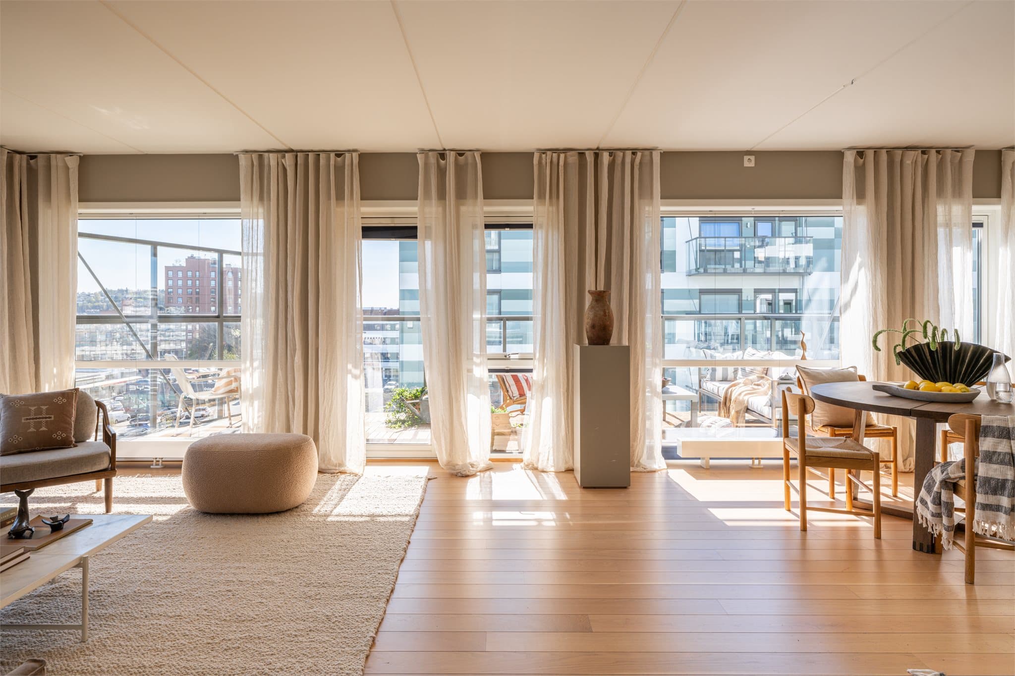 Store vindusflater fra gulv til tak på tre sider sørger for et lyst og luftig preg.