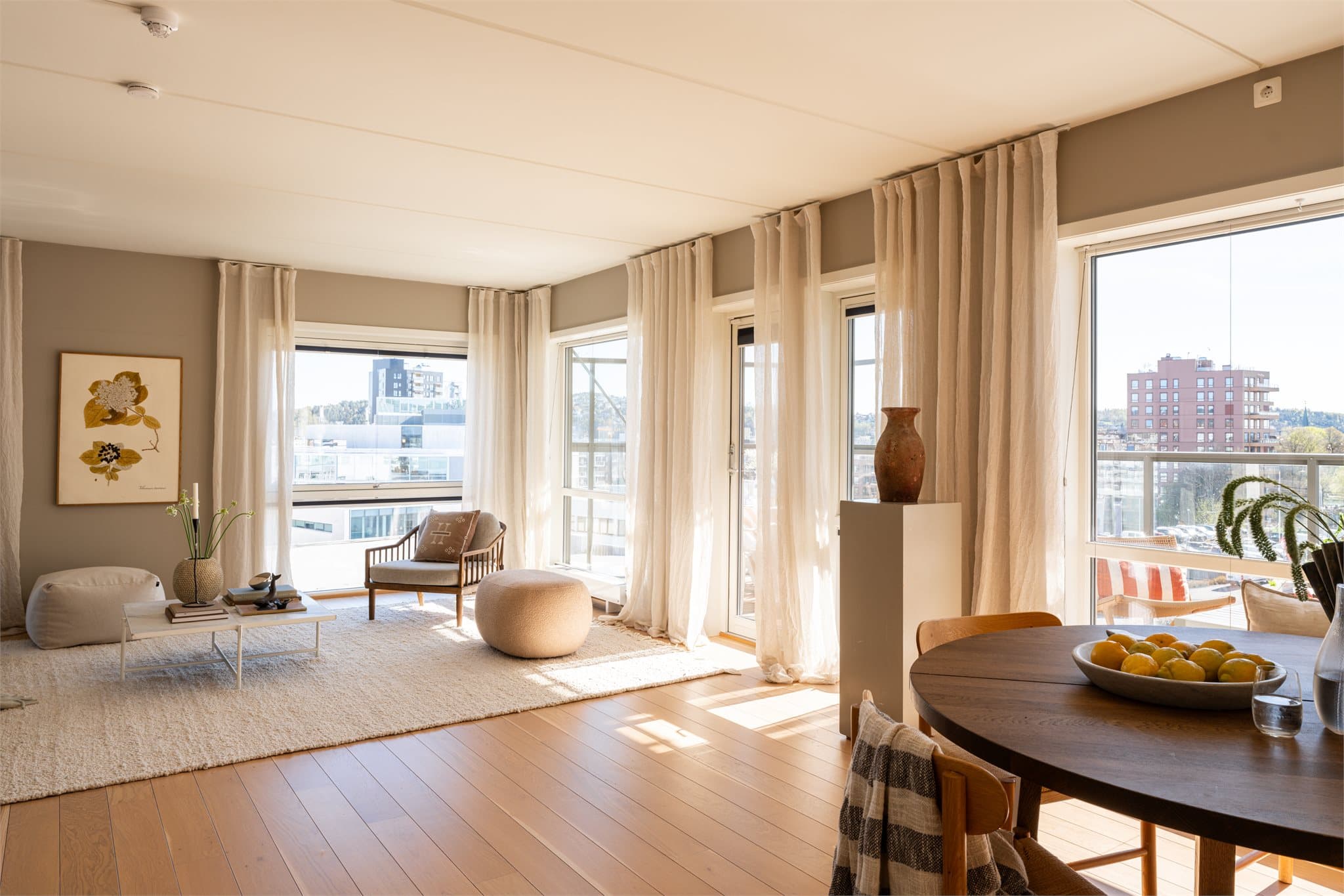 Hjørneplasseringen og vinduer fra gulv til tak på to sider gir rikelig med naturlig lys og flott utsyn.