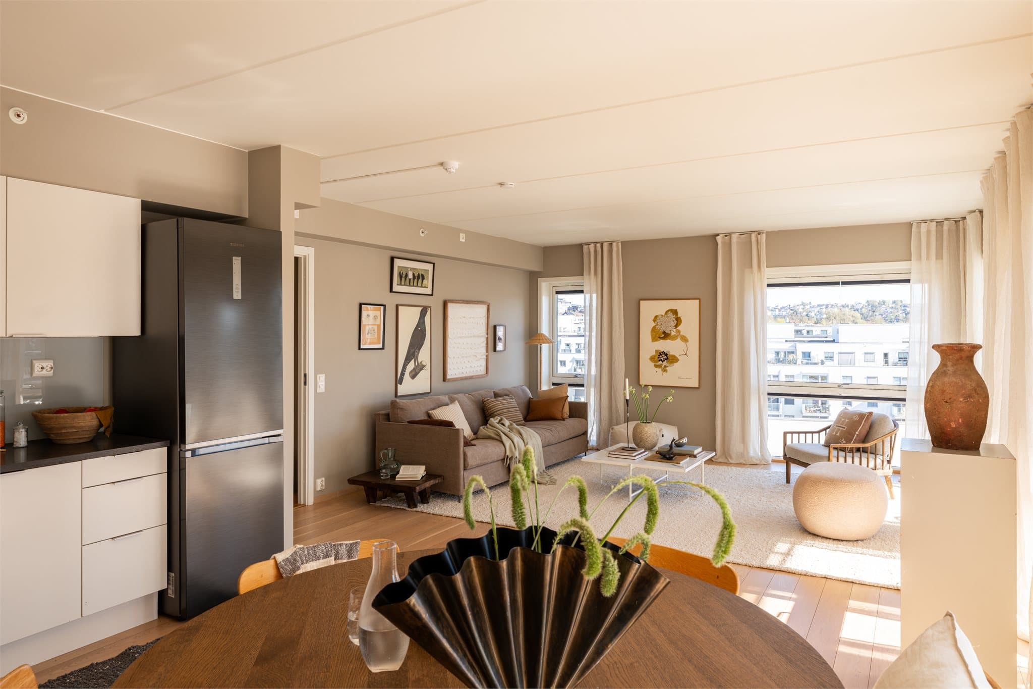 Her har du en åpen løsning, slik at du kan være sosial med gjestene mens du lager mat på kjøkkenet.