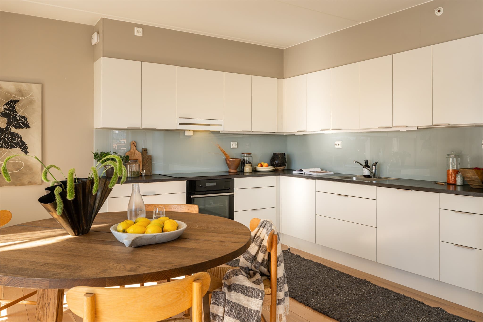 Ett flott og stilrent kjøkken fra Norema med rikelig skap- og benkeplass.