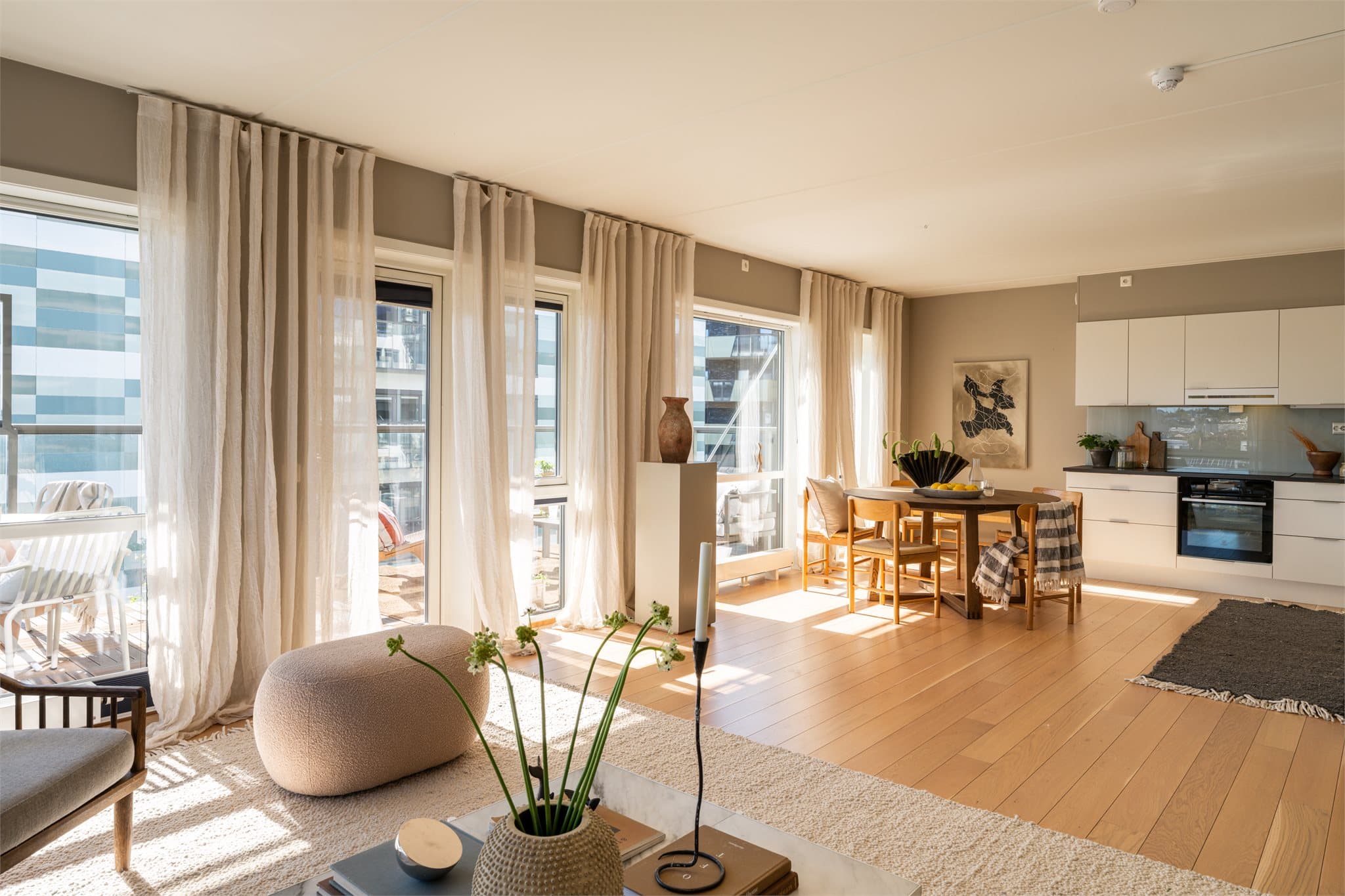 Alle vinduer har utvendige screens og innvendige plisségardiner.