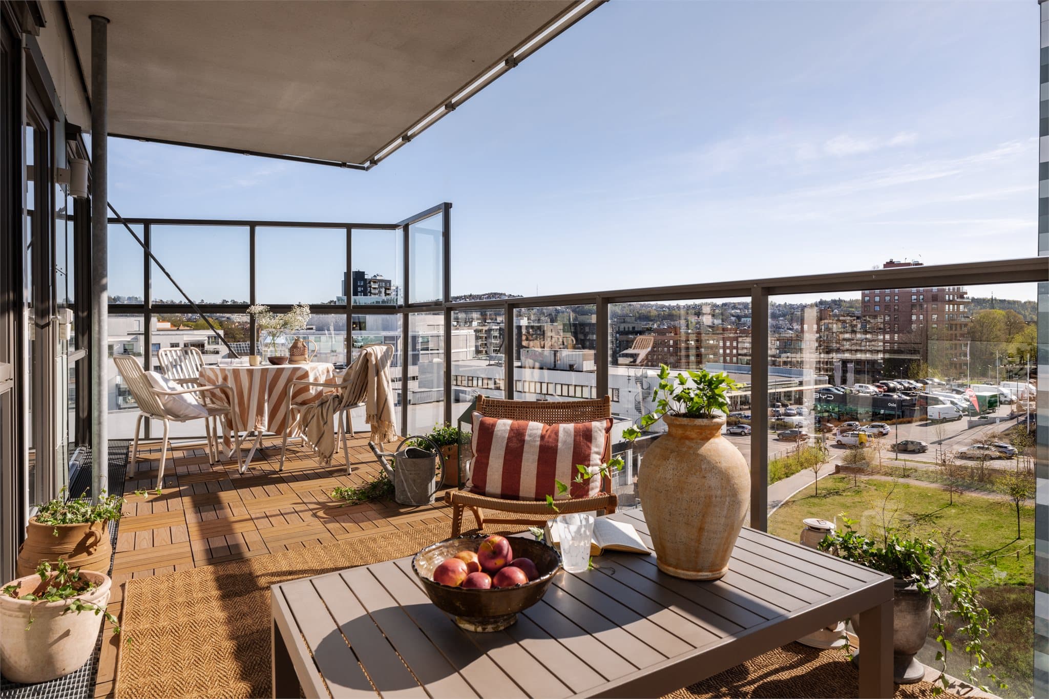 Sydvestvendt balkong på 16 m² med god plass til utemøbler og beplantning.