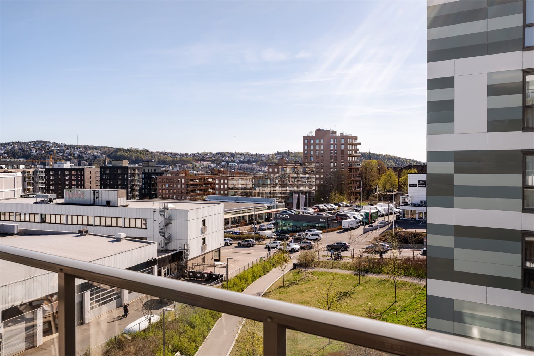 Balkongen er svært solrik med flott, vidstrakt utsikt mot grønne omgivelser.