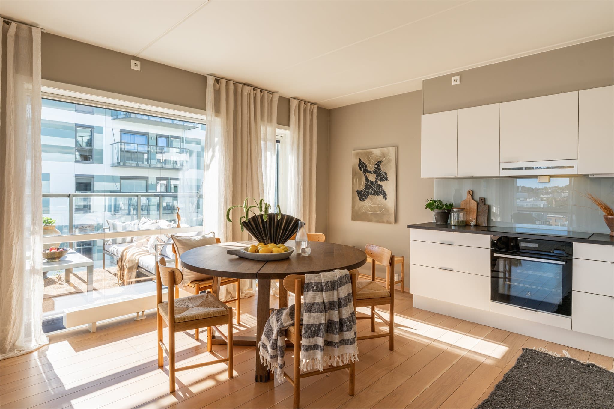 En romslig spiseplass med naturlig plass til et stort spisebord.