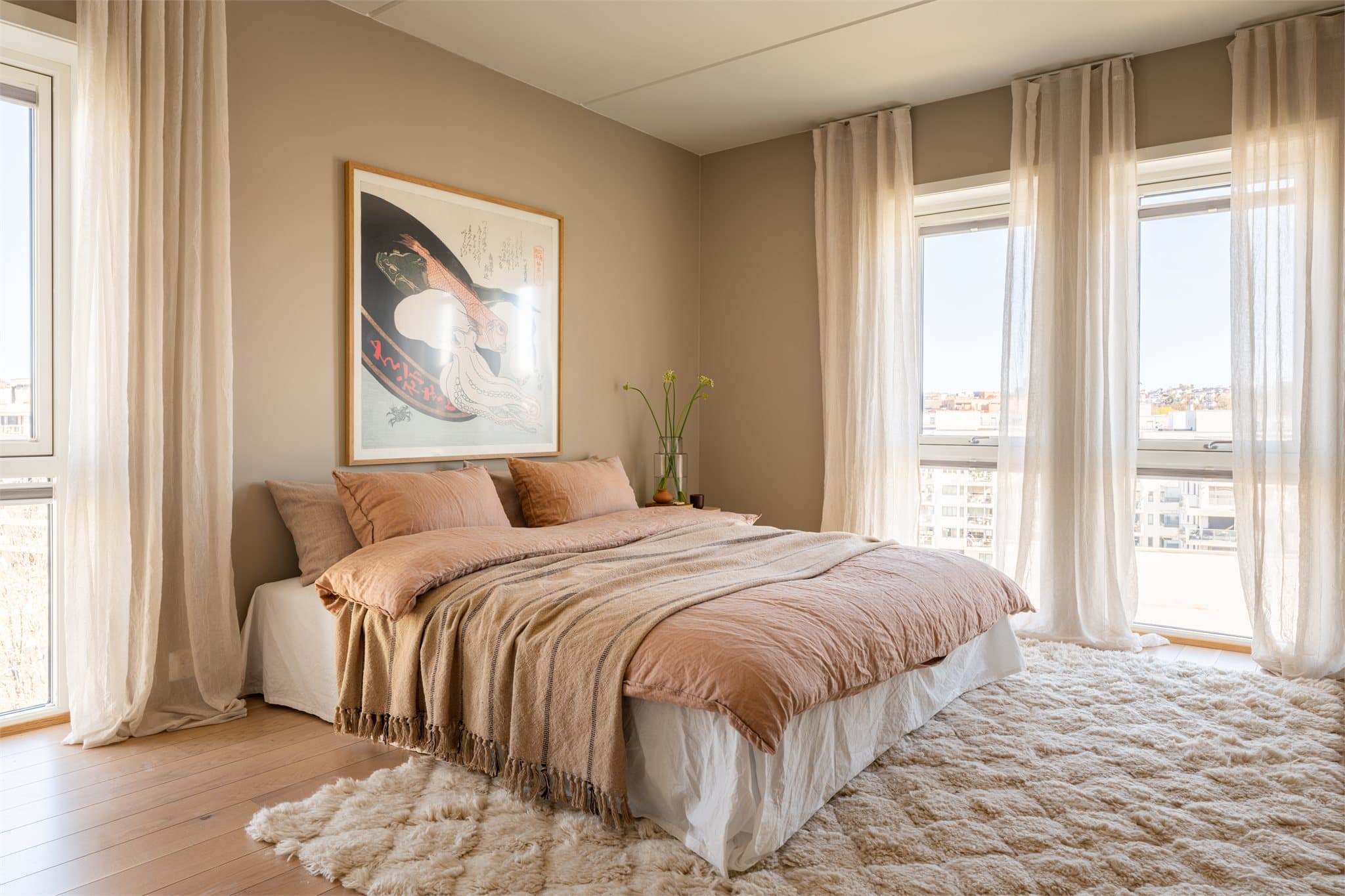 Hovedsoverommet ligger i suite-løsning med eget bad og romslig walk-in-garderobe med plassbygd innredning fra gulv til tak.