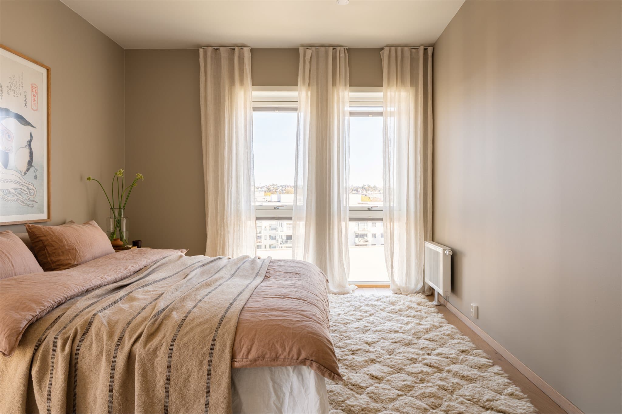 Alle tre soverommene har enstavs parkett, listefri himling og vegger hovedsakelig malt i fargen «Modern Beige» fra Jotun.